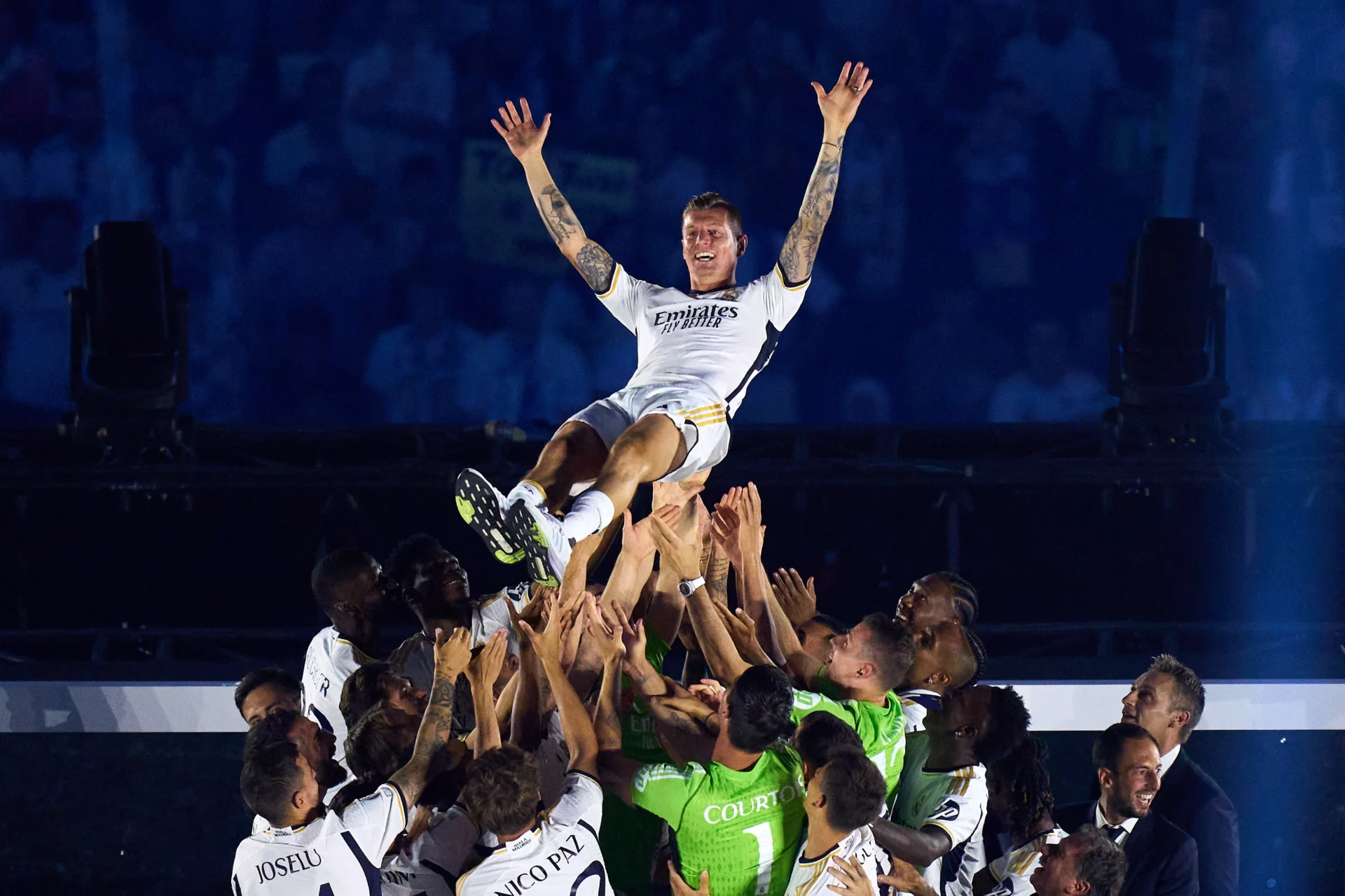 Toni Kroos, manteado en su despedida del Real Madrid