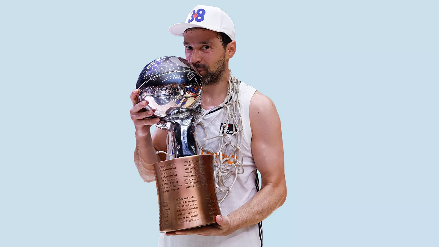 Sergio Llull besa el trofeo de campeón de Liga ACB 2025 con el Real Madrid