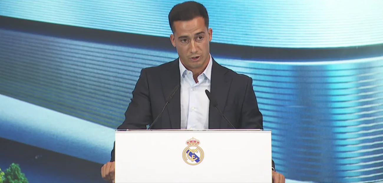 El emotivo adiós de Lucas Vázquez: «Me voy, pero el Real Madrid seguirá siempre en mí» Lucas Vázquez, durante su acto de despedida del Real Madrid.