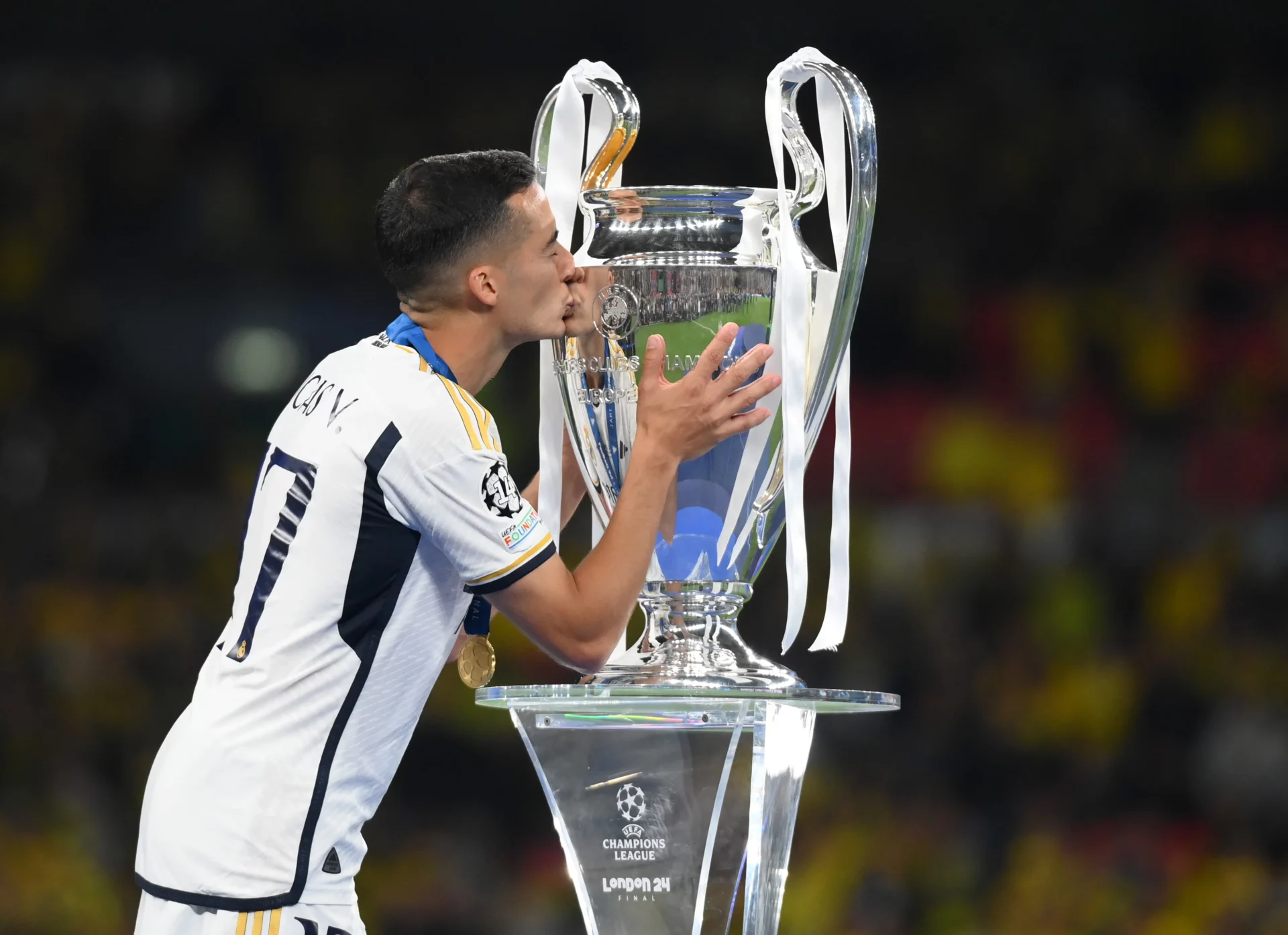 El adiós de Lucas Vázquez, un canterano que se convirtió en leyenda sin hacer ruido Lucas Vázquez besa el trofeo de campeón de la UEFA Champions League.