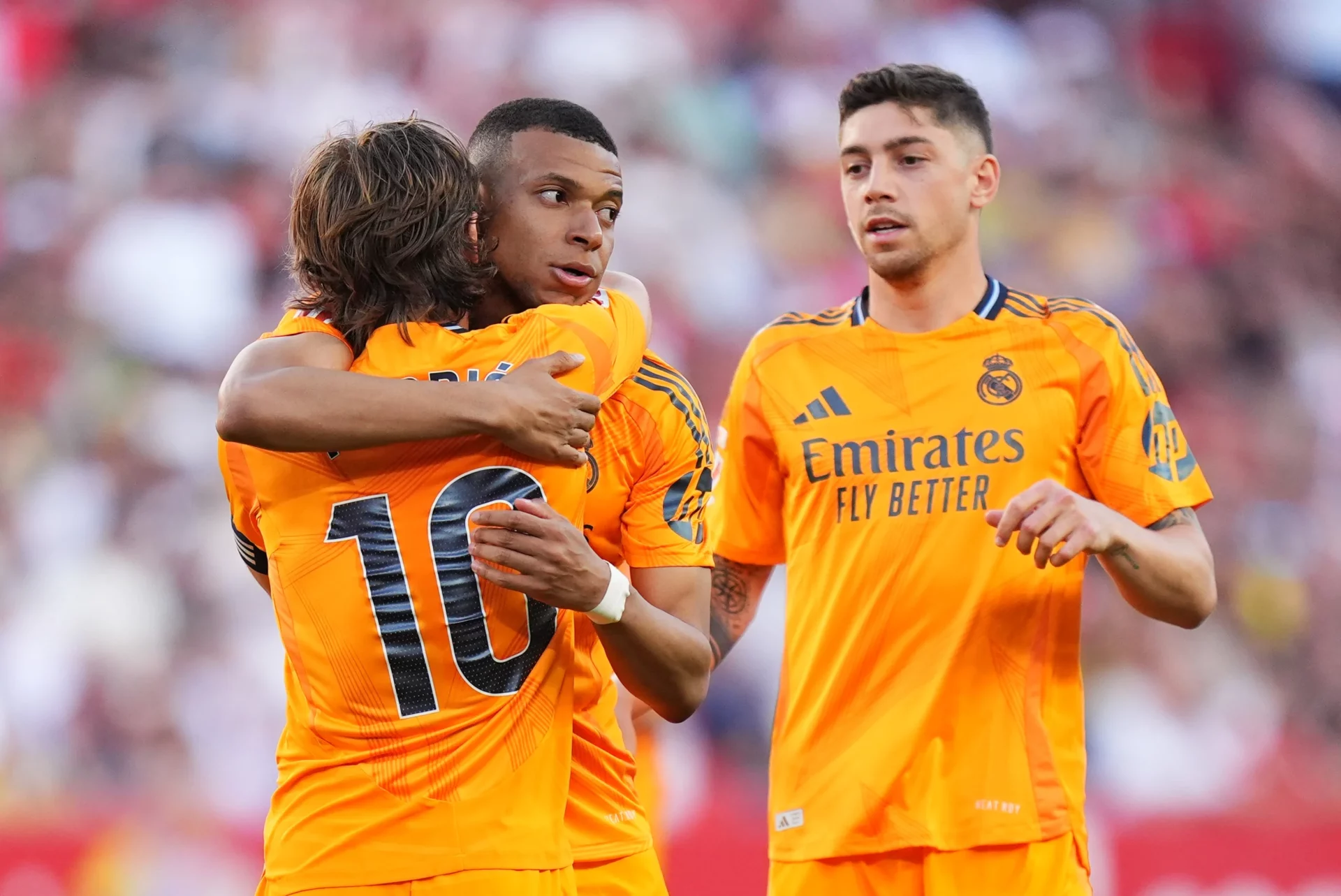 Mbappé abraza a Modric con el dorsal 10.
