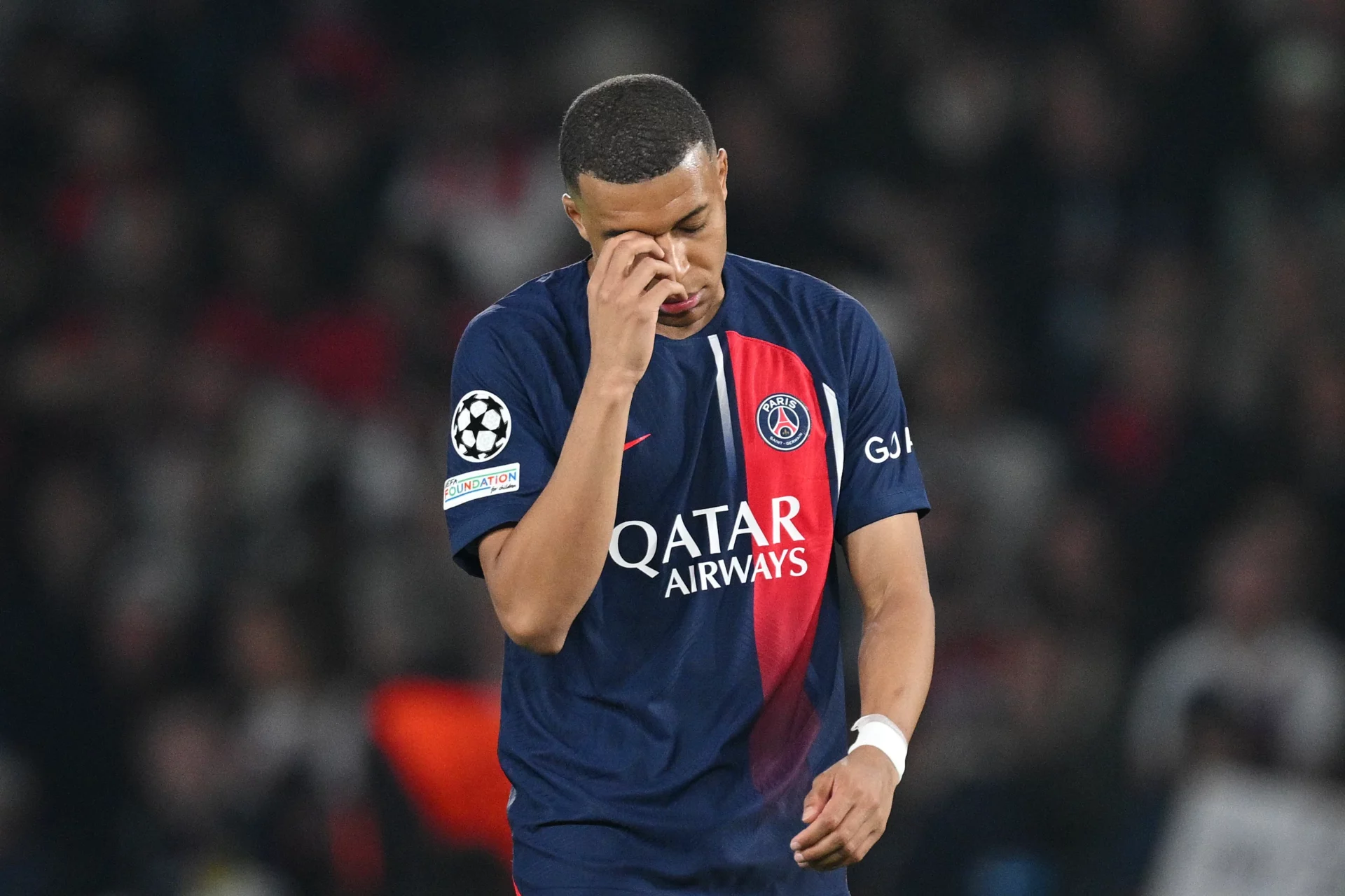Mbappé se lamenta durante un partido contra el PSG