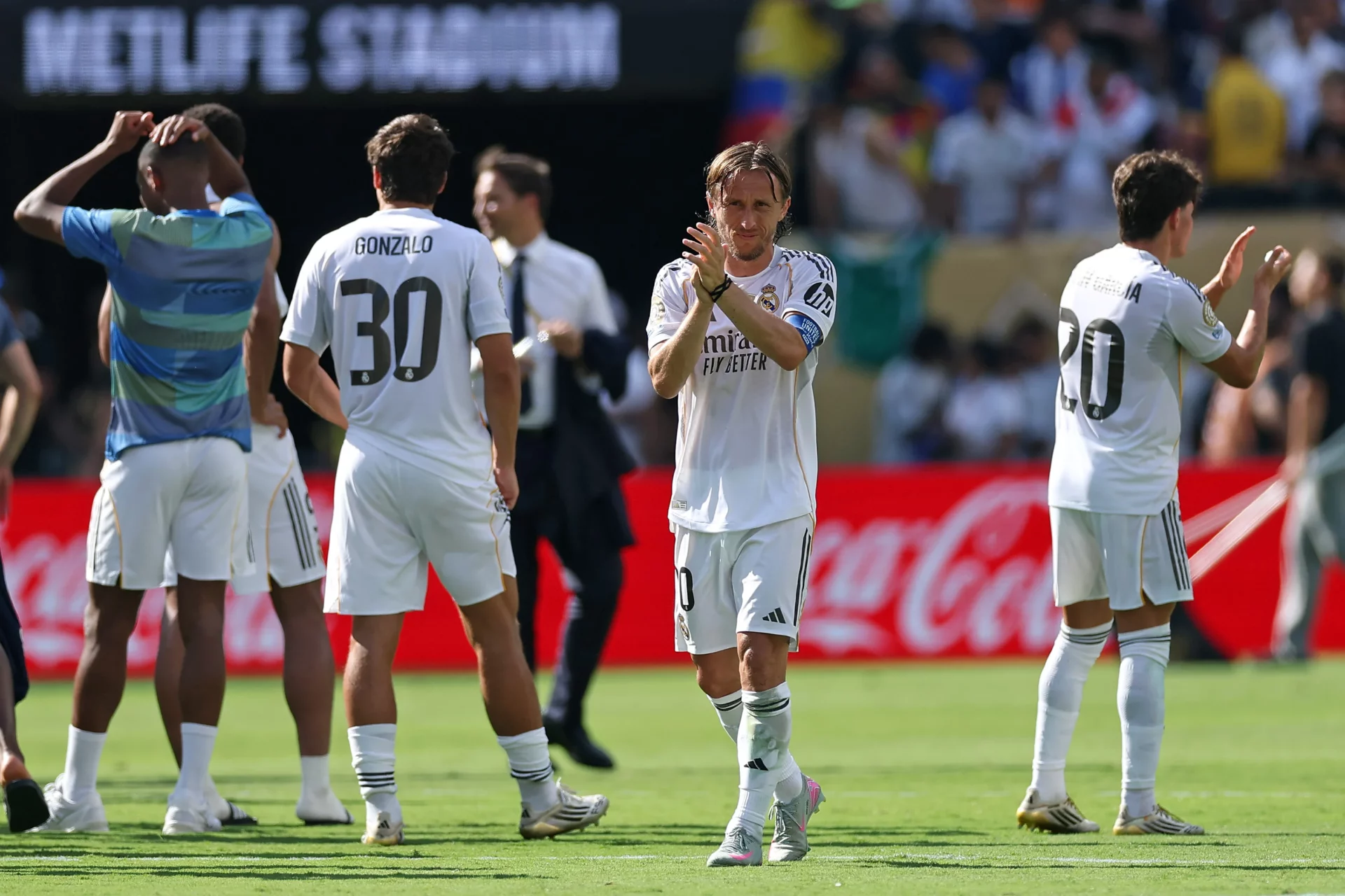 El adiós de Modric: se marcha la leyenda Modric aplaude a la afición durante su último partido con el Real Madrid