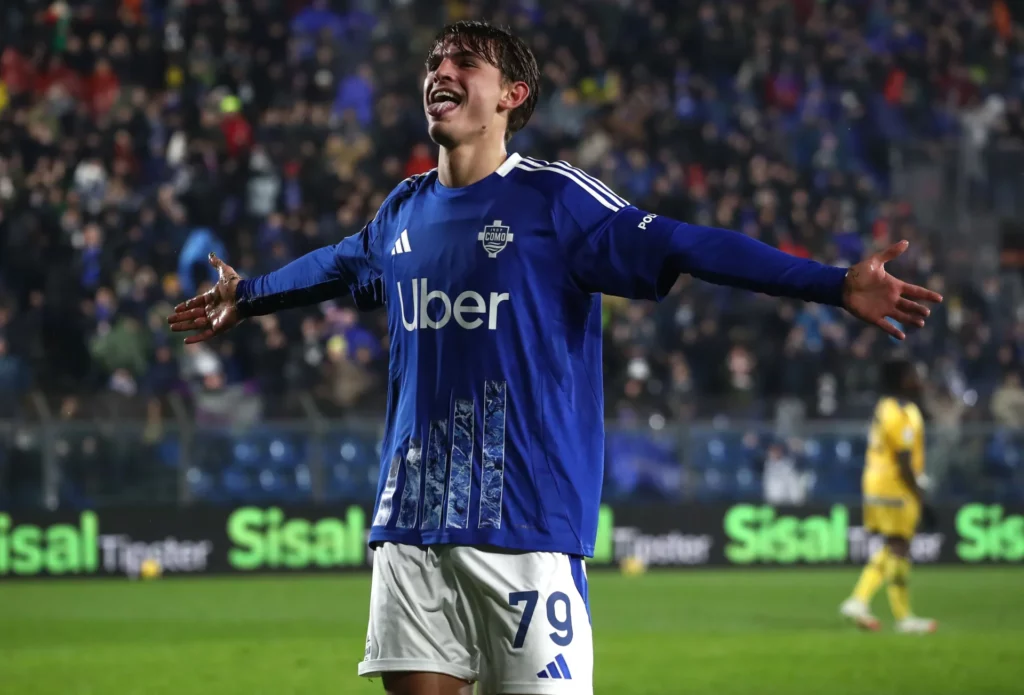 Nico Paz celebra un gol con el Como 1907.