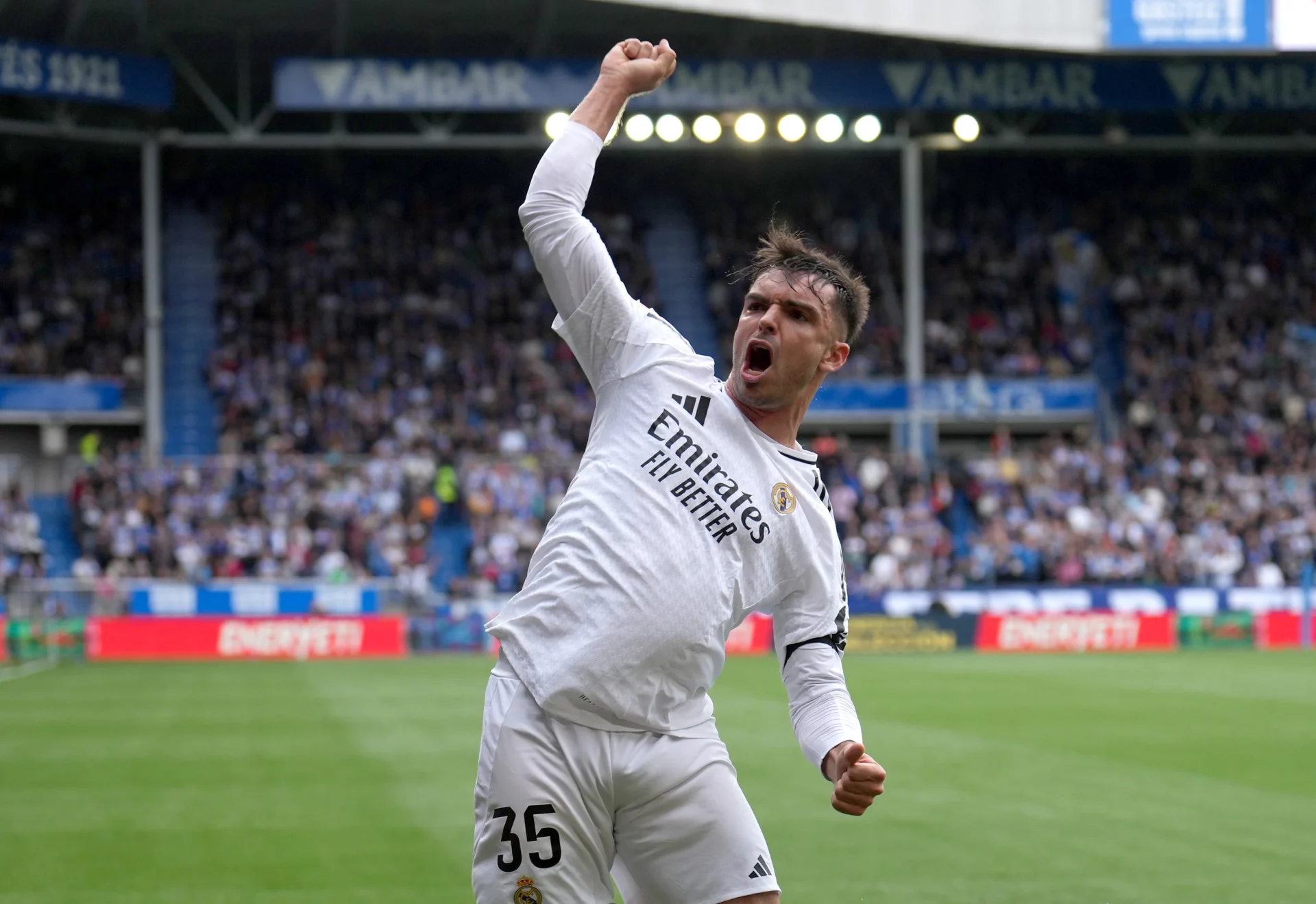 Confirmado: El Real Madrid inscribe a Raúl Asencio con ficha del primer equipo Raúl Asencio celebra un gol con el primer equipo del Real Madrid