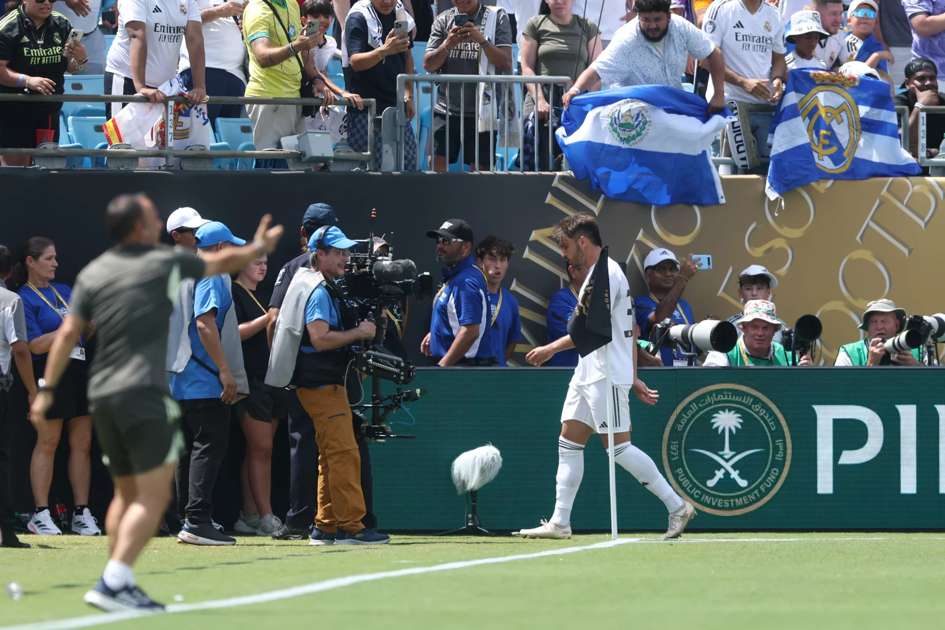 Raúl Asencio y un Mundial de Clubes para olvidar Raúl Asencio se marcha cabizbajo durante el Mundial de Clubes 2025
