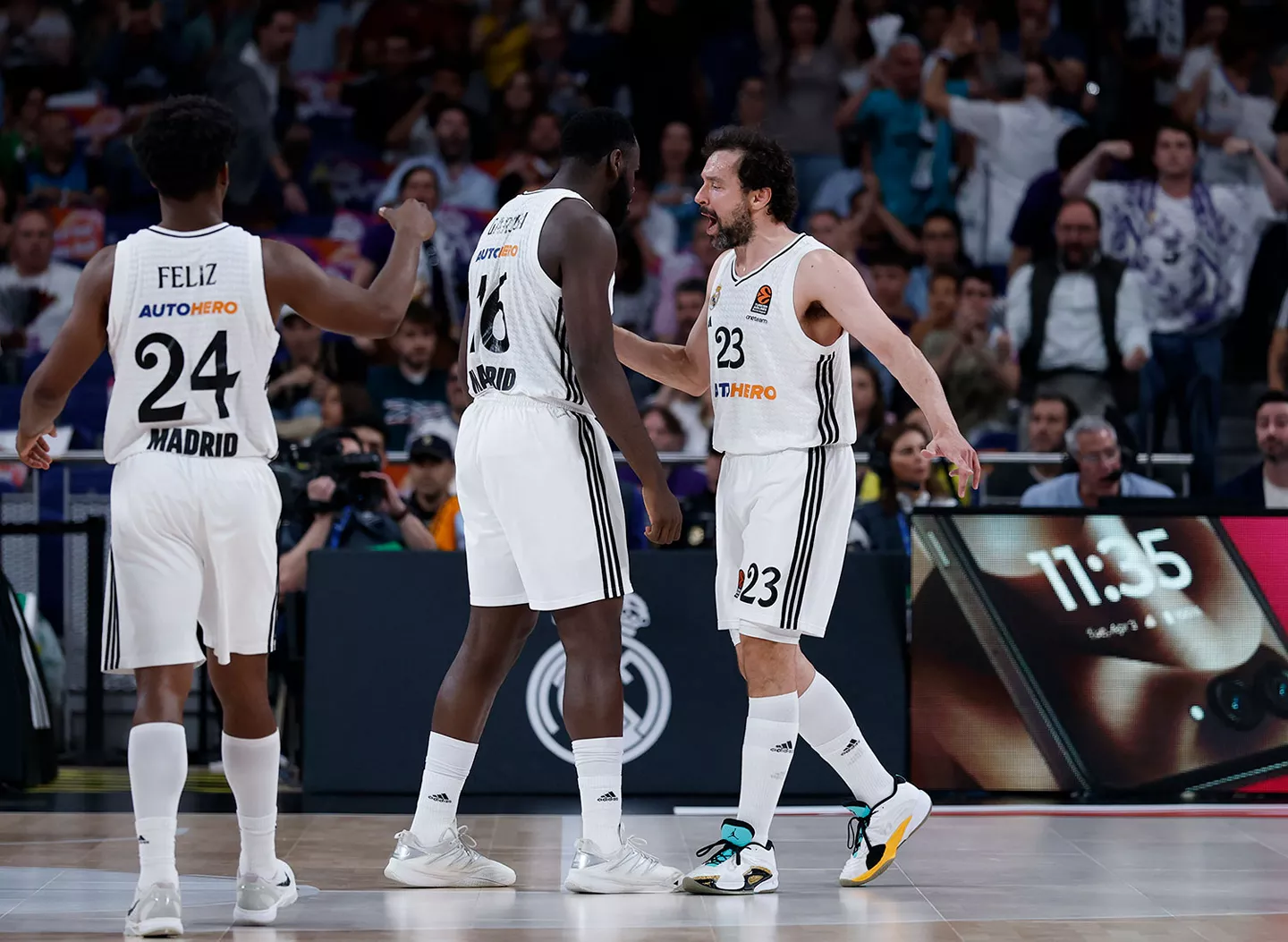 Ya es oficial: así es el calendario del Real Madrid Baloncesto en la Euroliga 2025-26 Feliz, Garuba y Llull celebran una canasta del Real Madrid en la Euroliga.