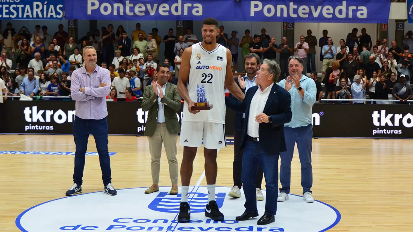 El Real Madrid Baloncesto prepara su pretemporada: citas en Costa del Sol y Pontevedra Tavares recibe un premio durante la pretemporada del Real Madrid Baloncesto en Pontevedra.