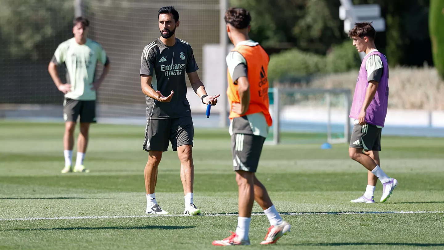 Árbeloa y el Real Madrid Castilla preparan la Premier League International Cup 2025