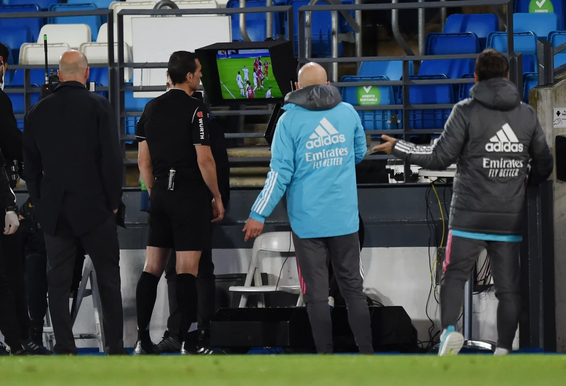 Un árbitro consulta el VAR en el estadio del Real Madrid Castilla.