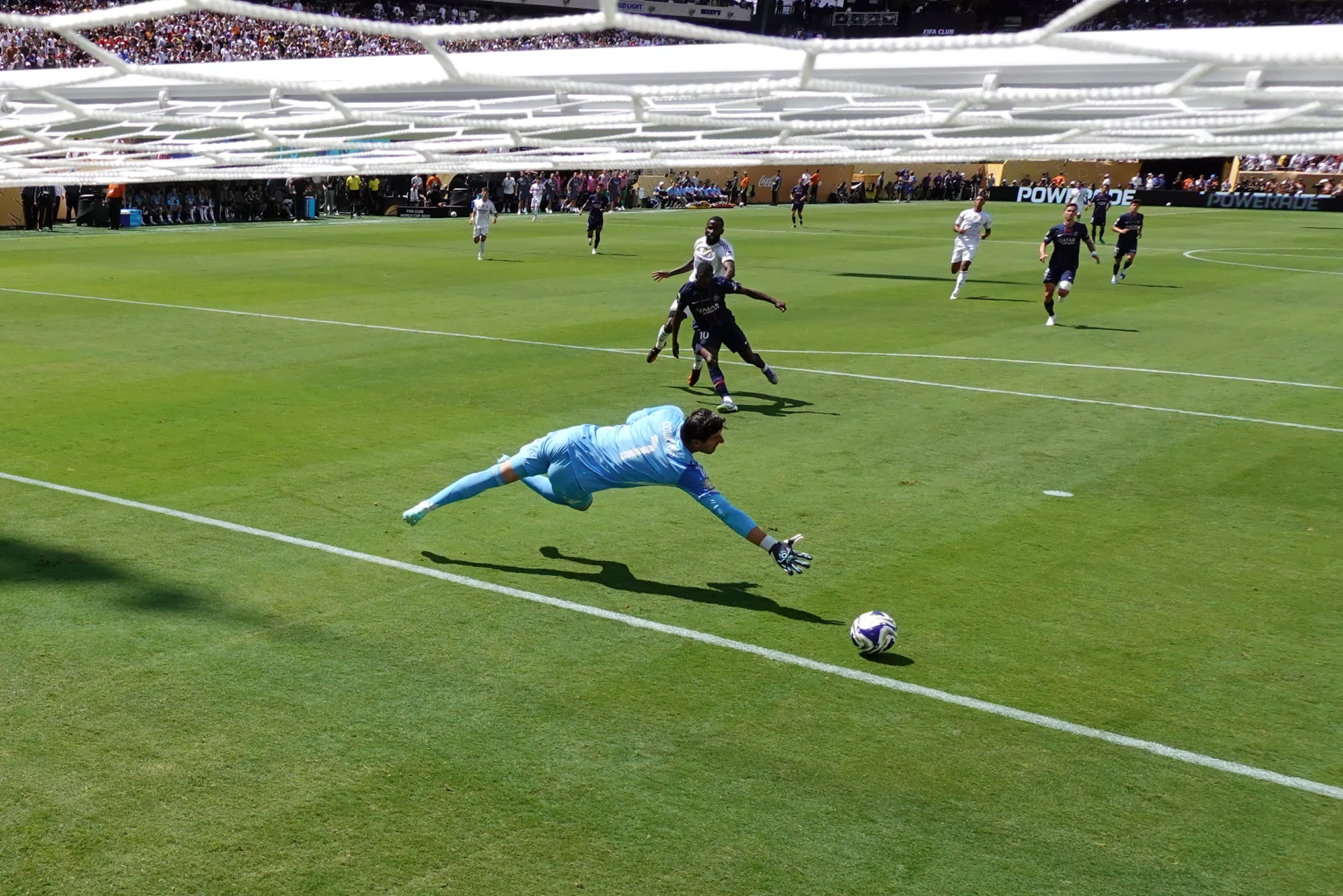 Courtois encaja uno de los goles que han confirmado el drama defensivo del Real Madrid