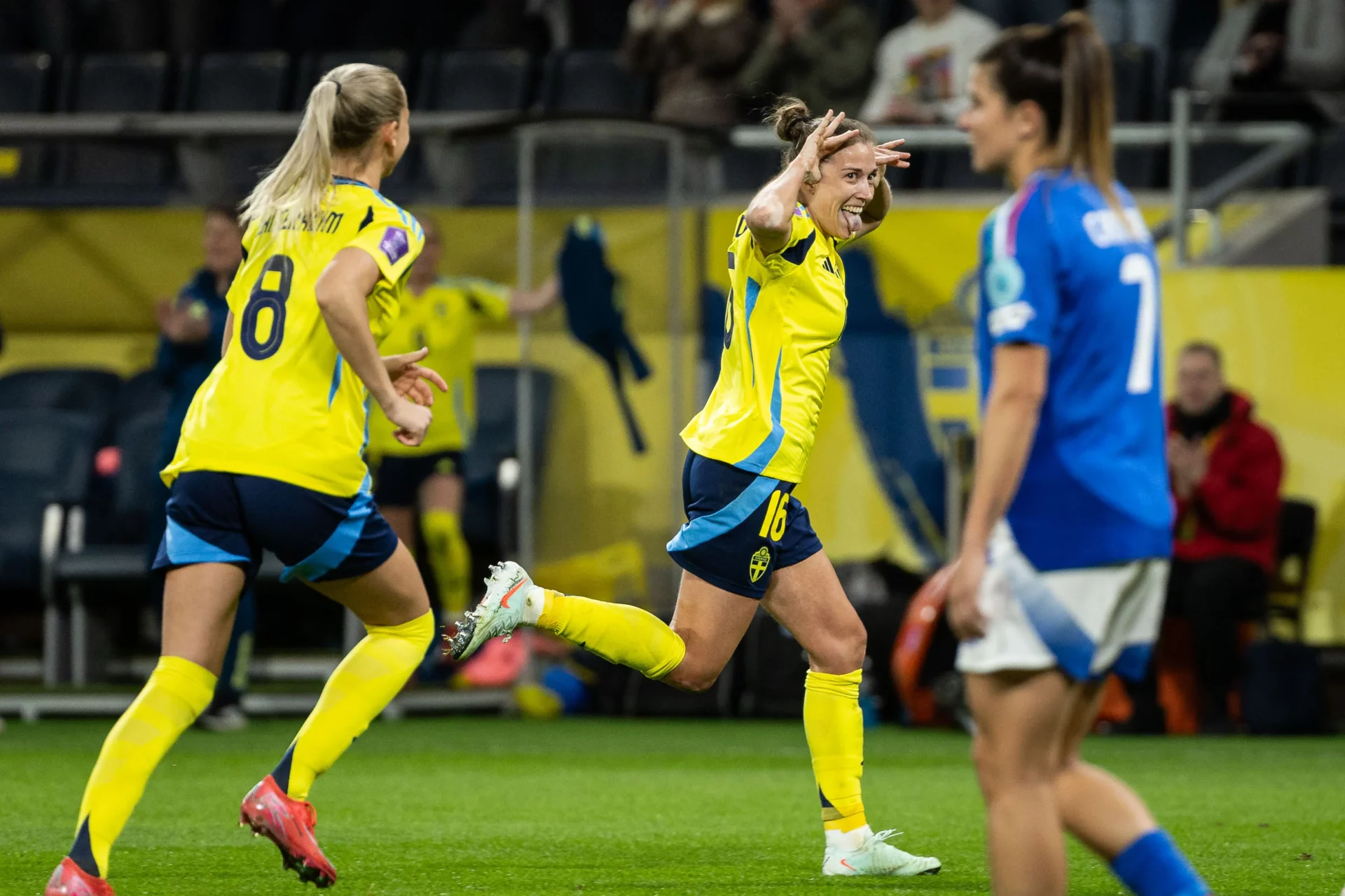 Las jugadoras del Real Madrid arrancan con buen pie la Eurocopa Femenina 2025 Angeldahl, del Real Madrid Femenino, celebra un gol con la selección de Suecia