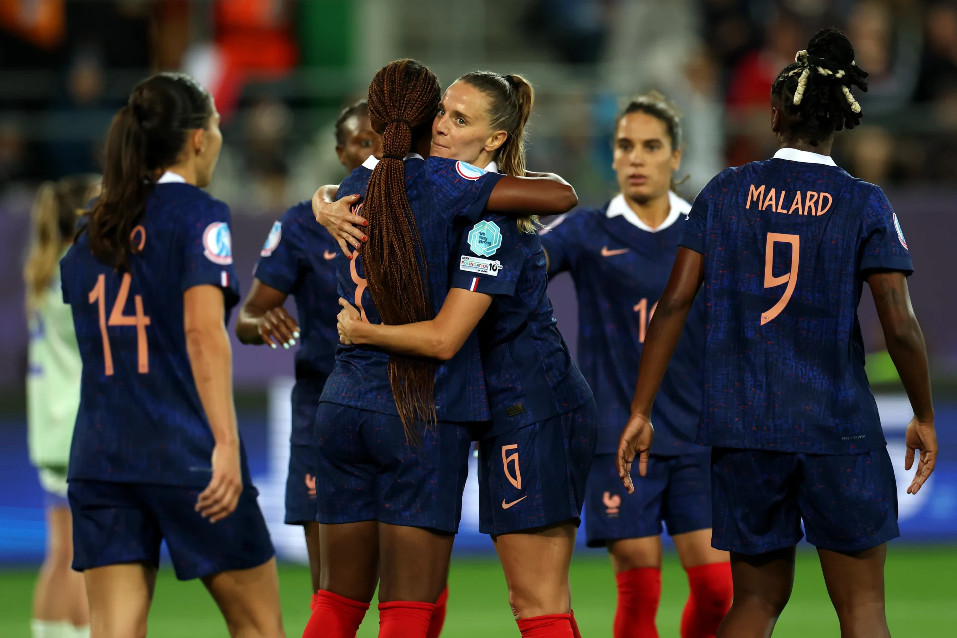 Luces y sombras para las madridistas en la Eurocopa Femenina 2025 Sandie Toletti se abraza a sus compañeras de Francia tras un gol frente a Gales