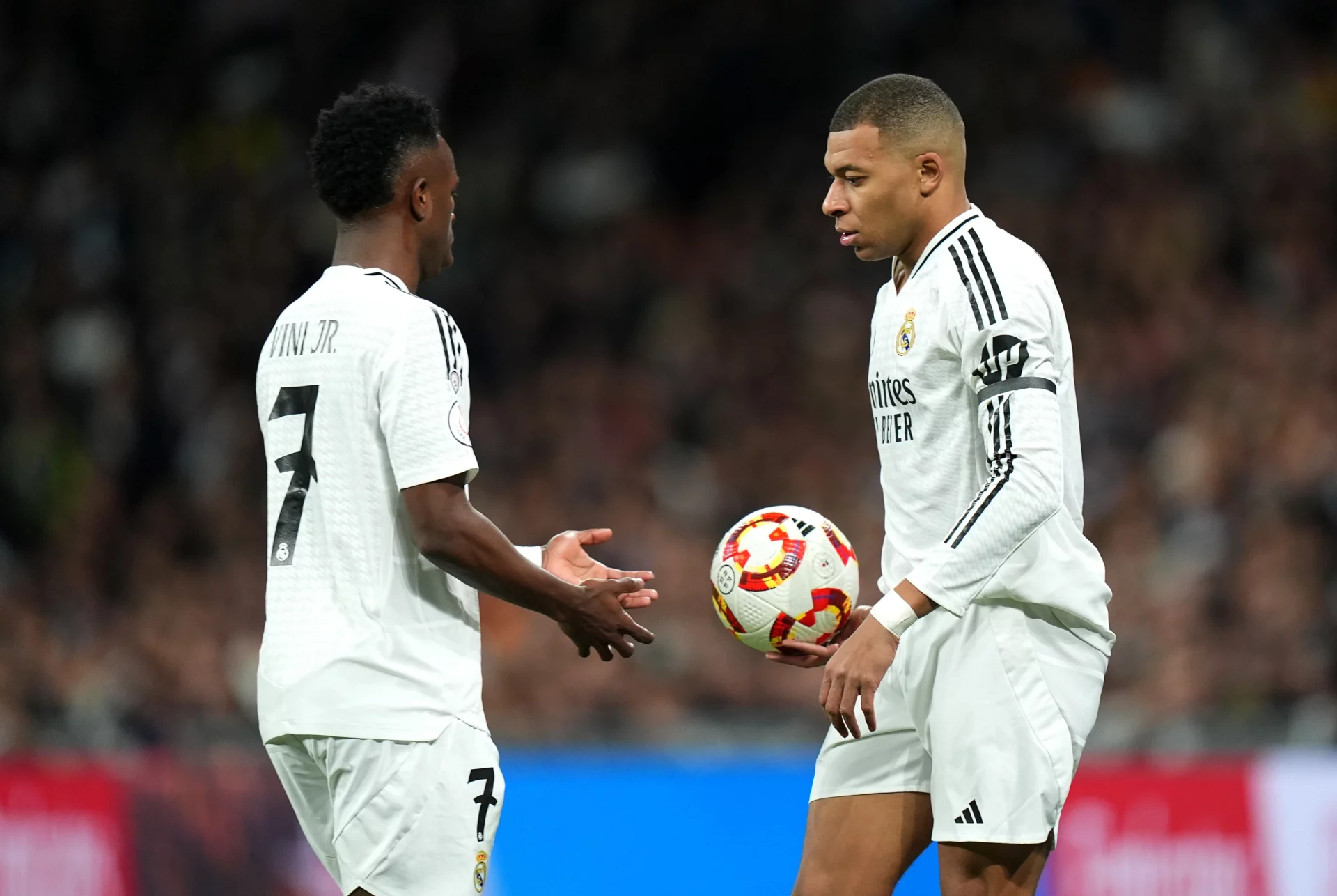 Radiografía de una temporada aciaga para el Real Madrid Vinicius le reclama la pelota a Mbappé durante un partido del Real Madrid