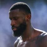 Rüdiger no se quita el mono de trabajo en verano
