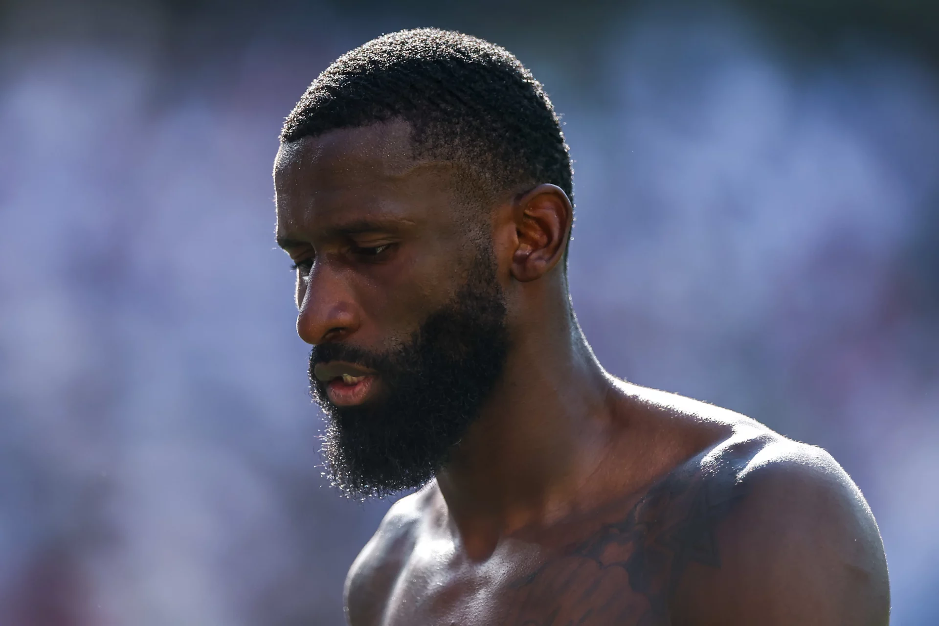 Rüdiger no se quita el mono de trabajo en verano Rüdiger, cabizbajo tras un partido en verano del Real Madrid