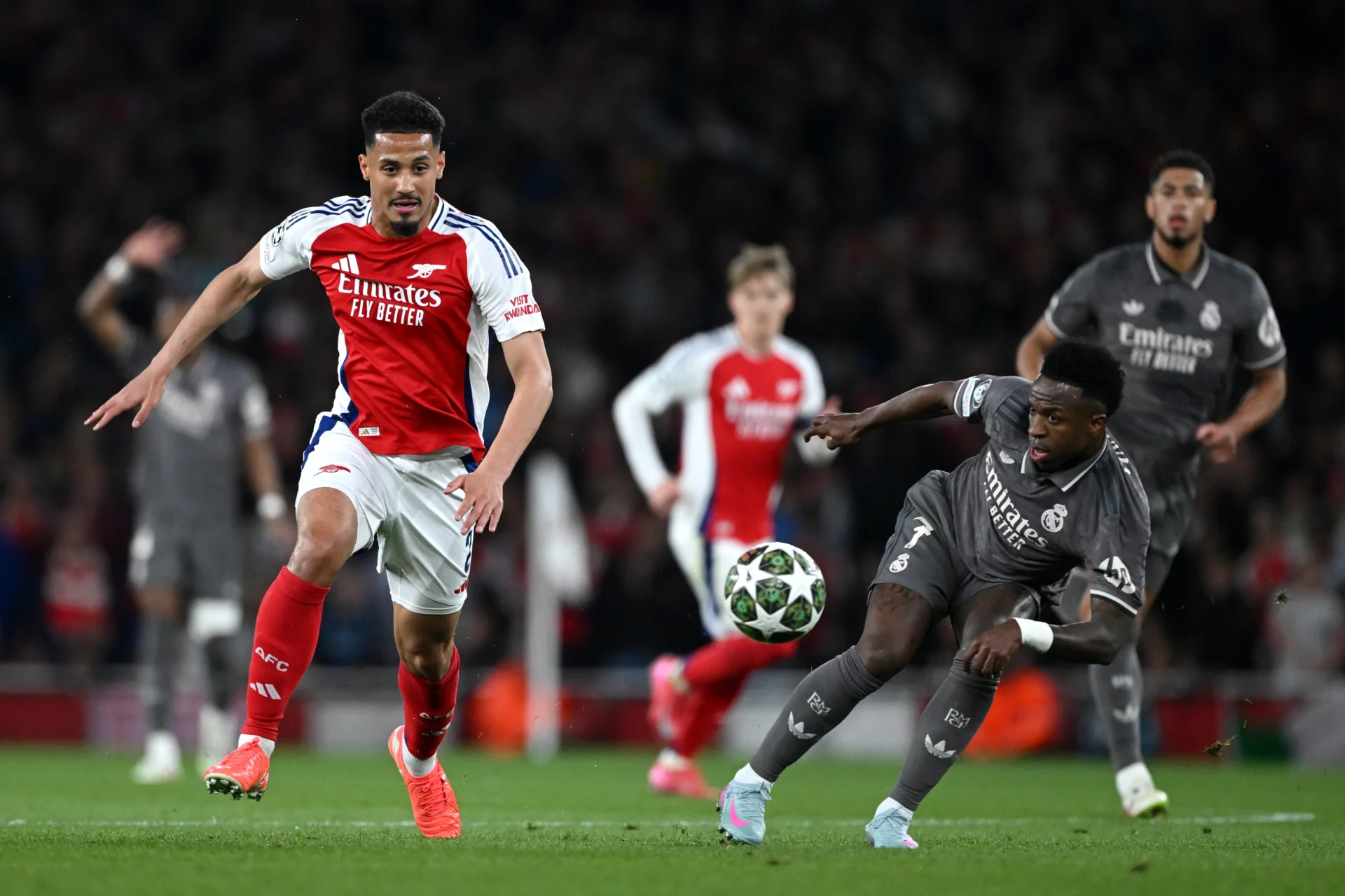 Saliba, cada vez más lejos del Real Madrid Saliba, durante un partido entre Real Madrid y Arsenal.