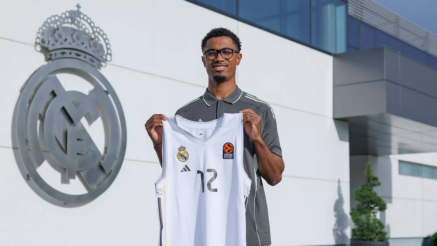 OFICIAL: Théo Maledon, nuevo fichaje del Real Madrid Baloncesto Théo Maledon posa con la camiseta del Real Madrid Baloncesto tras hacerse oficial su fichaje