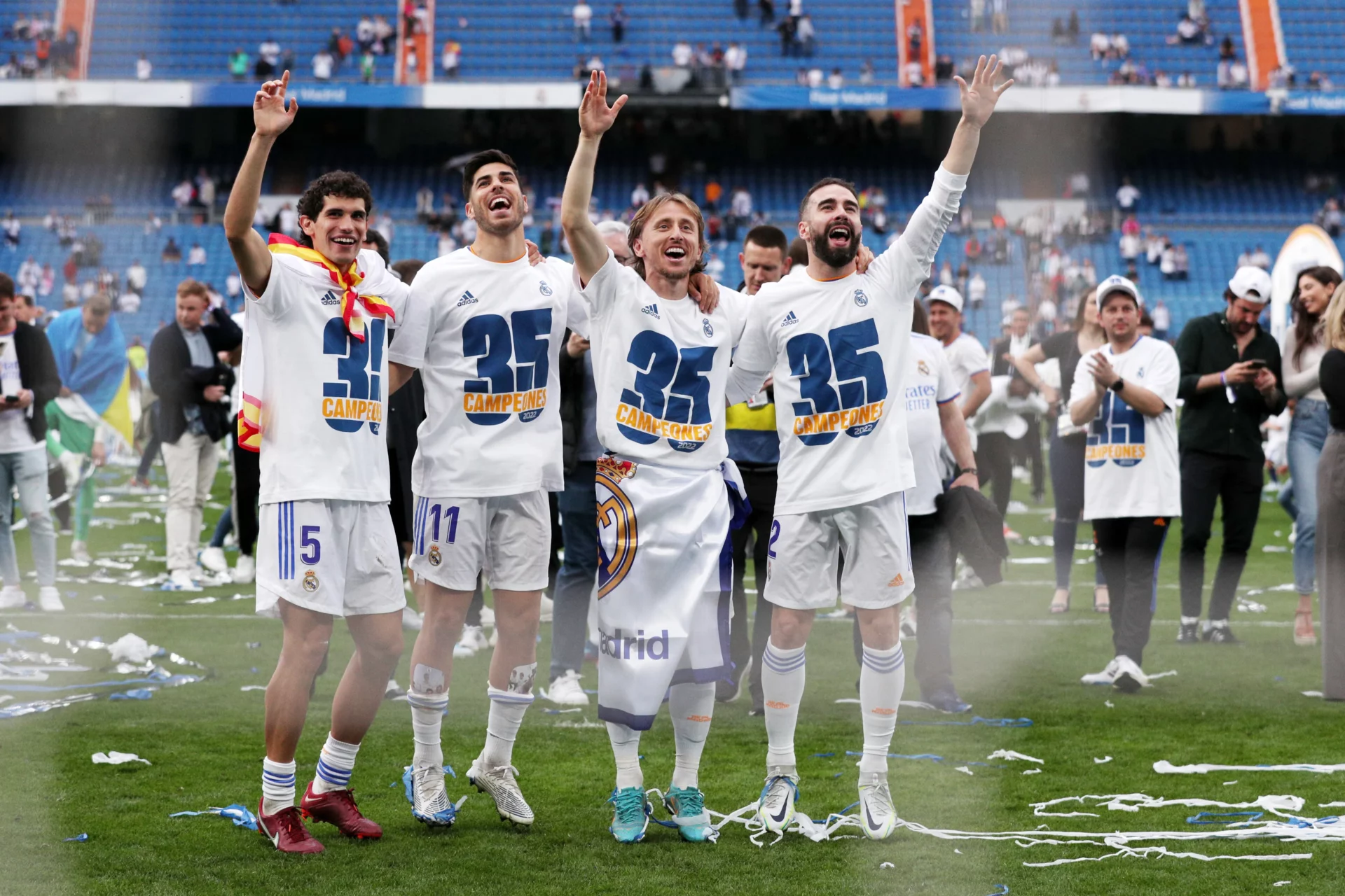 Vallejo repasa su etapa en el Real Madrid: «Carvajal es un líder natural, me he apoyado mucho en él» Vallejo y Carvajal, celebran junto a Modric y Asensio un título de LaLiga con el Real Madrid.