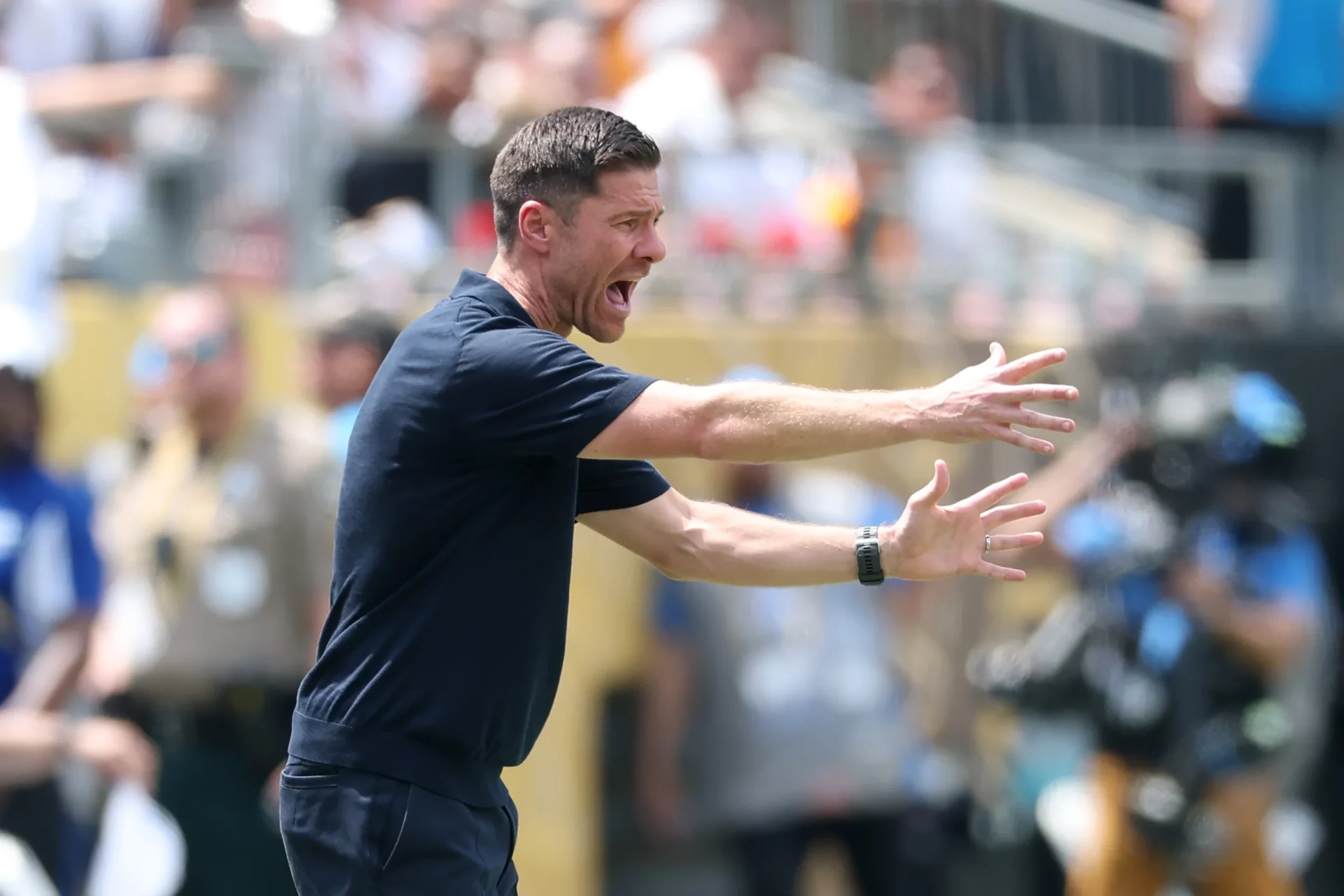 Xabi Alonso lanza su primer aviso Xabi Alonso da órdenes a los jugadores del Real Madrid