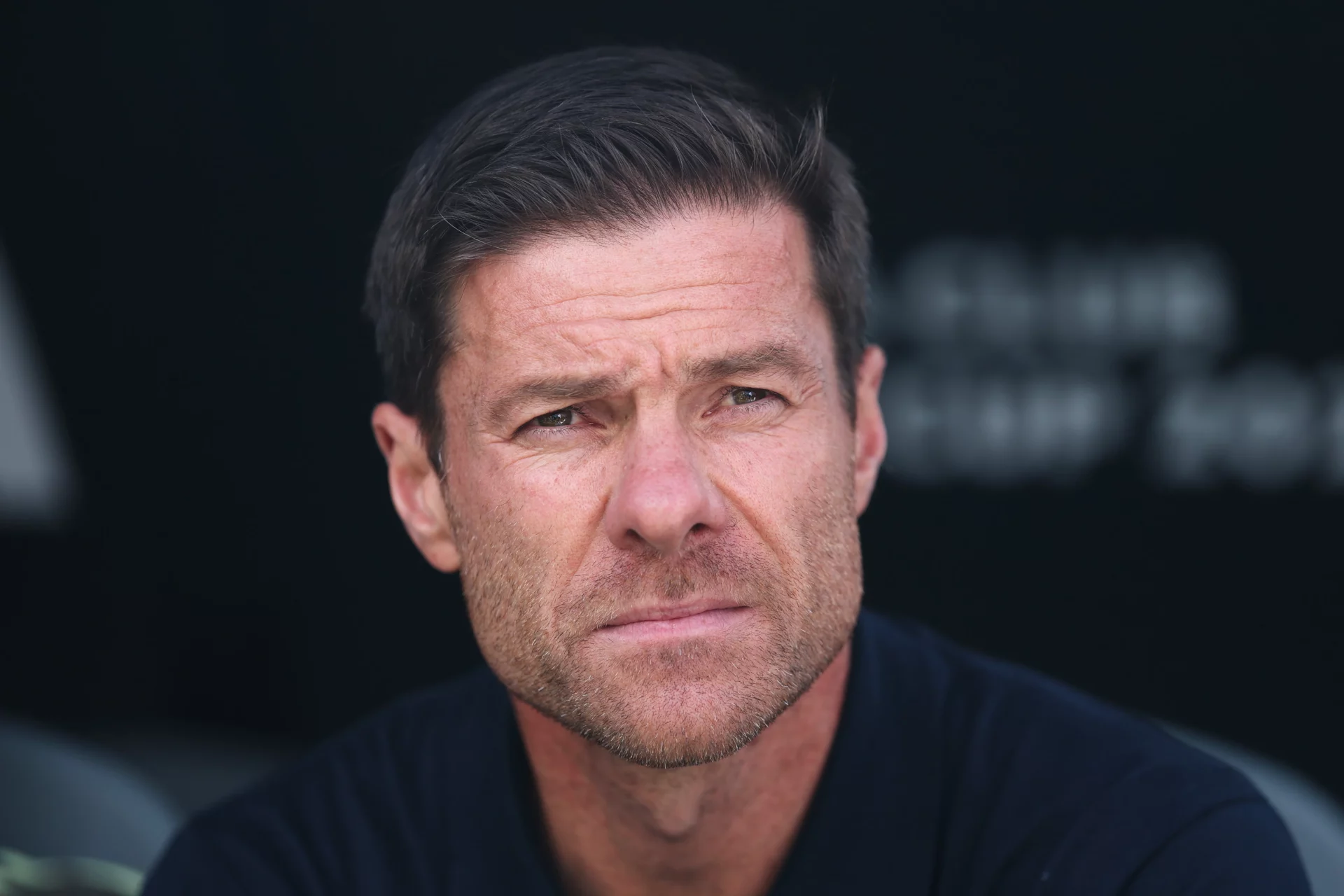 Xabi Alonso, con rostro serio en el banquillo del Real Madrid
