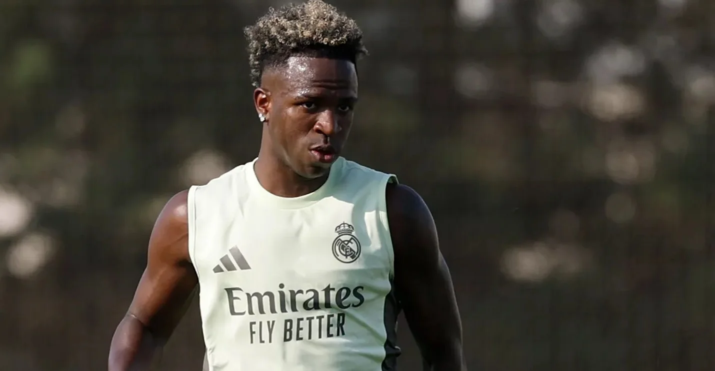 Vinicius recibe el consejo de Alkorta sobre su renovación