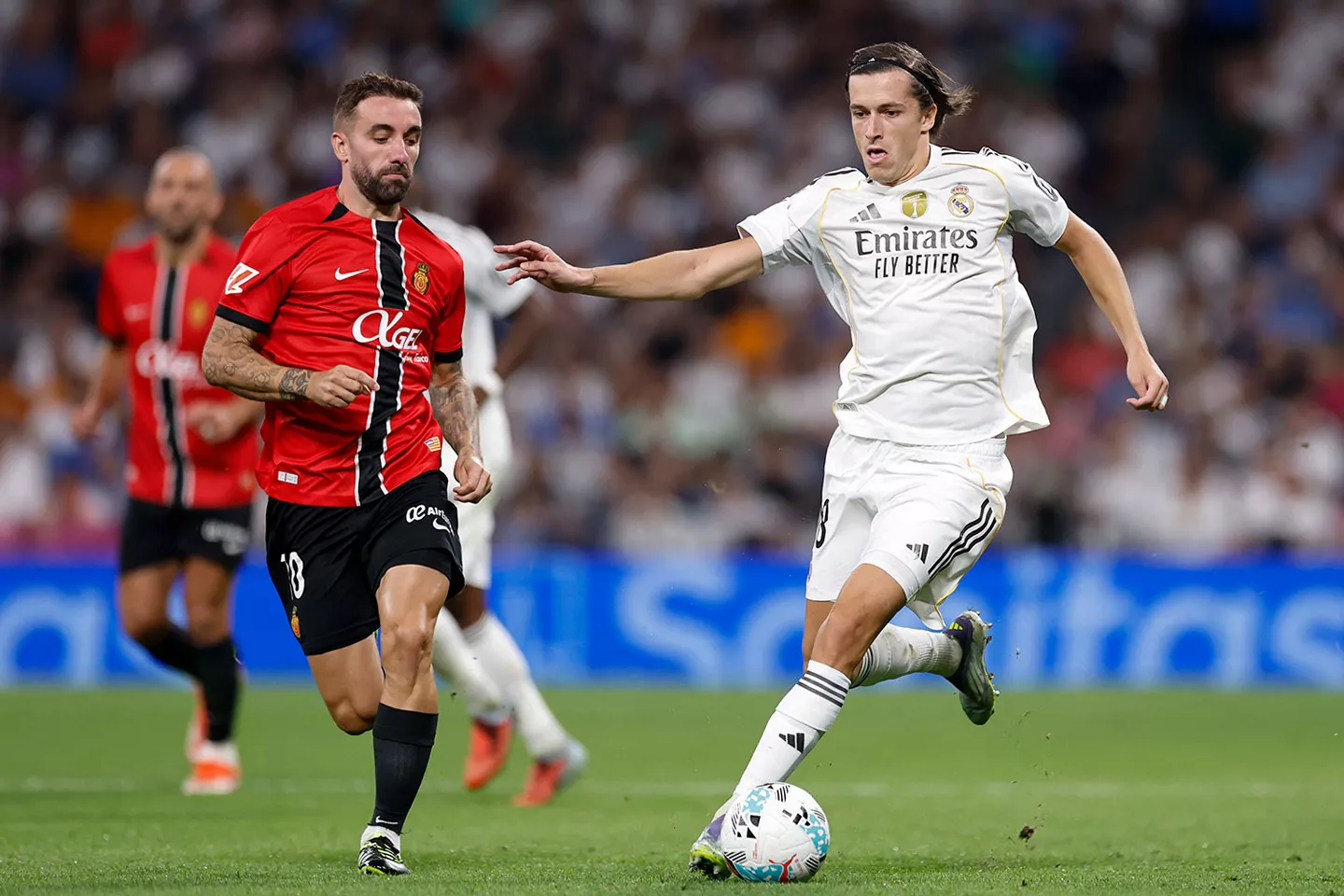 Álvaro Carreras pisa fuerte en el Bernabéu Álvaro Carreras pisa fuerte en el Santiago Bernabéu con el Real Madrid