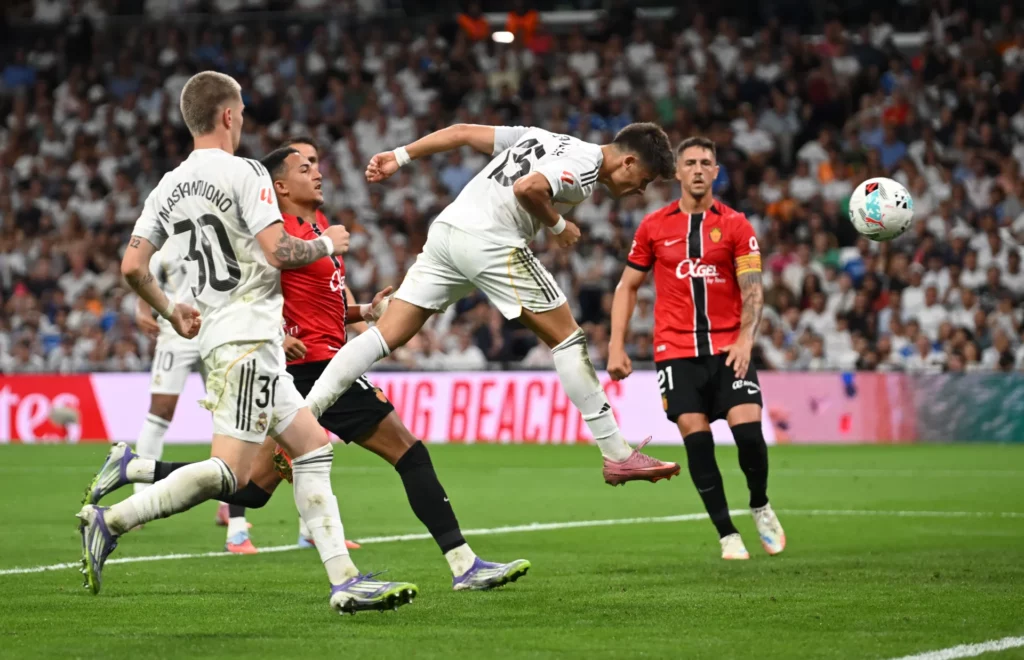 Arda Güler cabecea a gol ante el Mallorca en el Santiago Bernabéu.