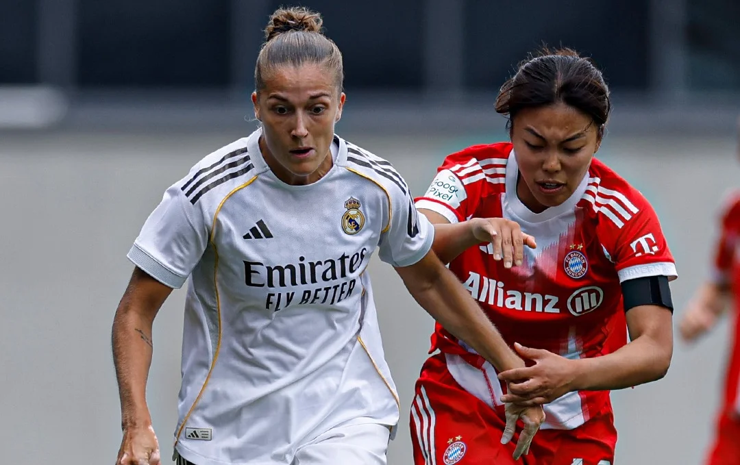 Angeldahl lucha por un balón con una jugadora del Bayern de Múnich durante la derrota del Real Madrid Femenino.