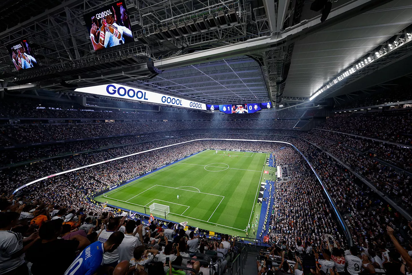 Vista panorámica del Santiago Bernabéu iluminado por las luces.