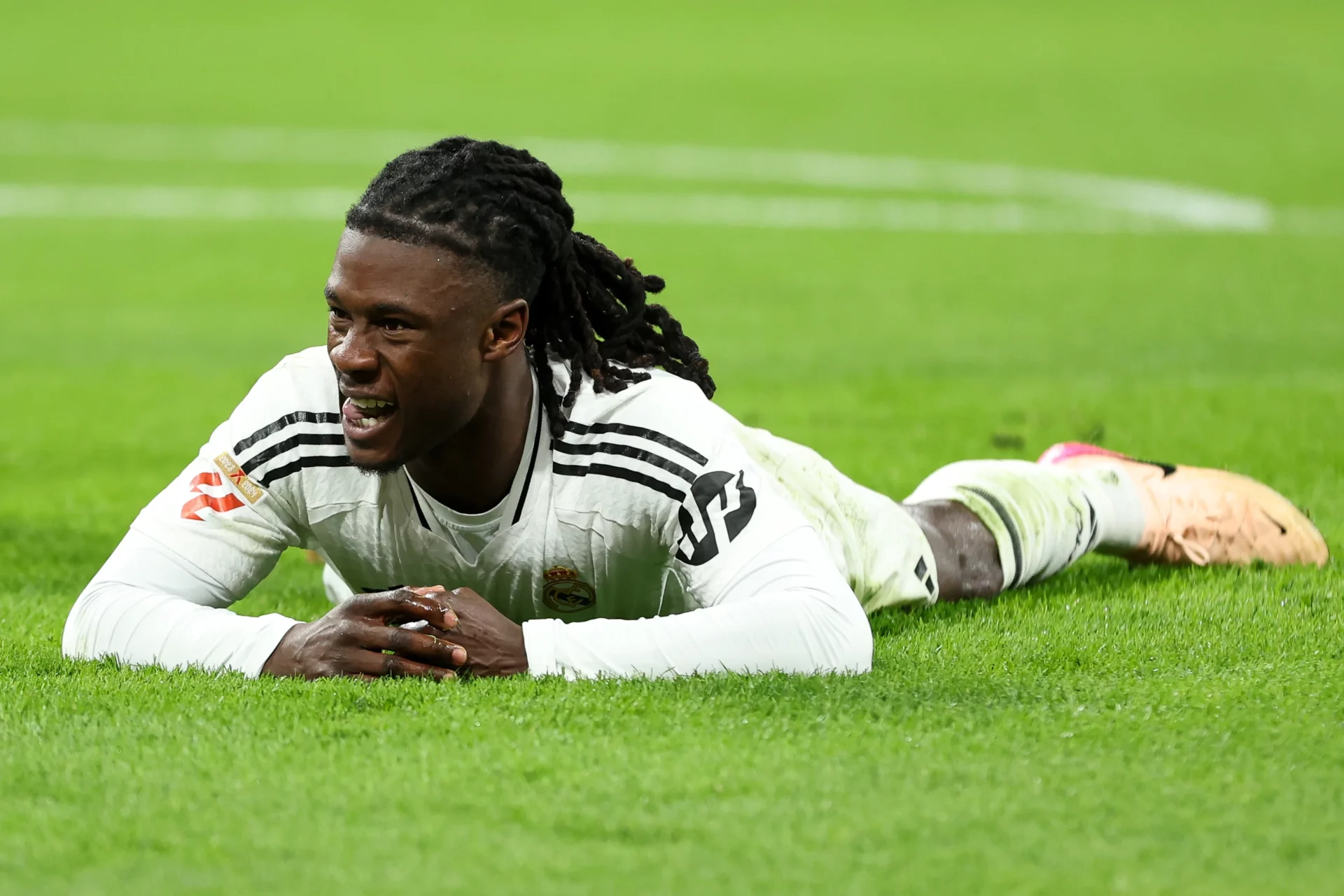 Camavinga, del Real Madrid, en el césped con gestos de dolor tras una lesión.