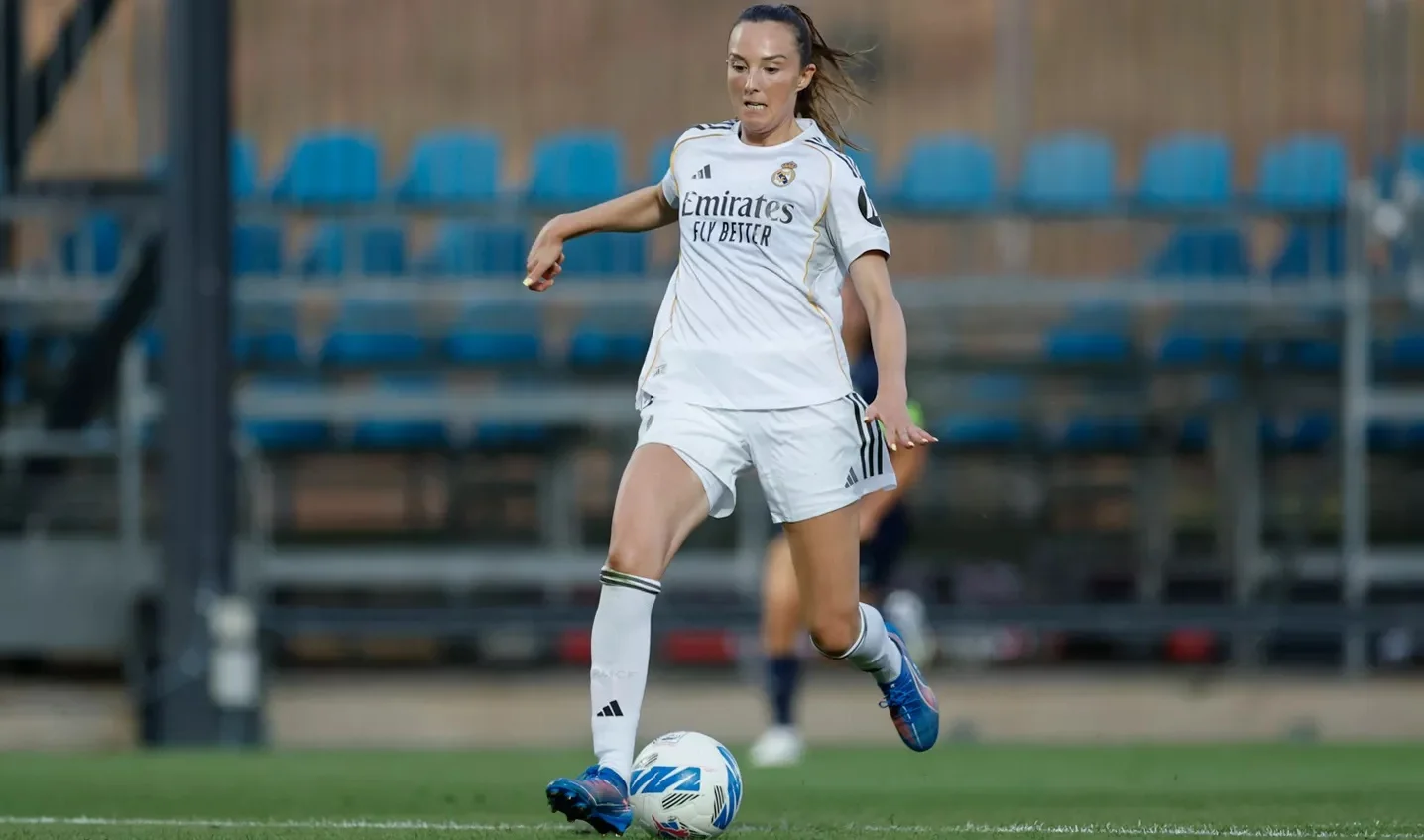 Weir, con hambre de títulos: «Mi compromiso no puede ser mayor» Caroline Weir, durante un partido de pretemporada del Real Madrid Femenino.