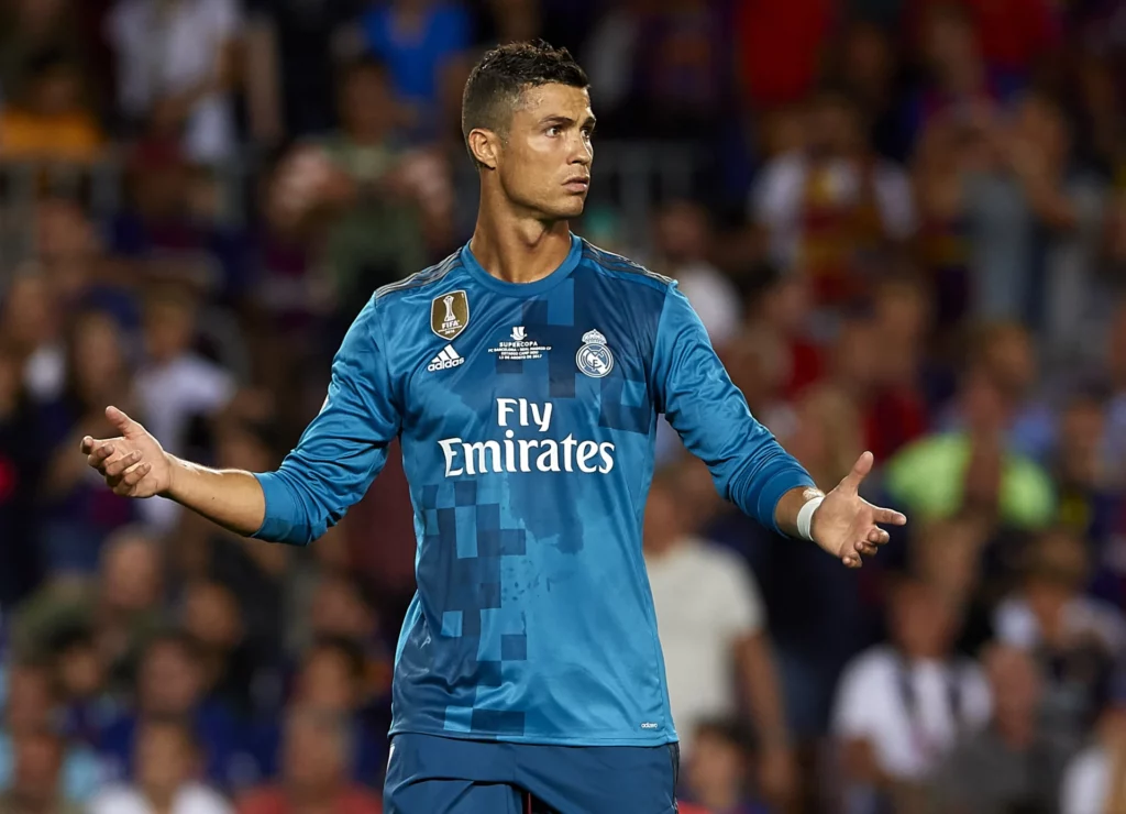 Cristiano Ronaldo, con la camiseta azul del Real Madrid en 2017.