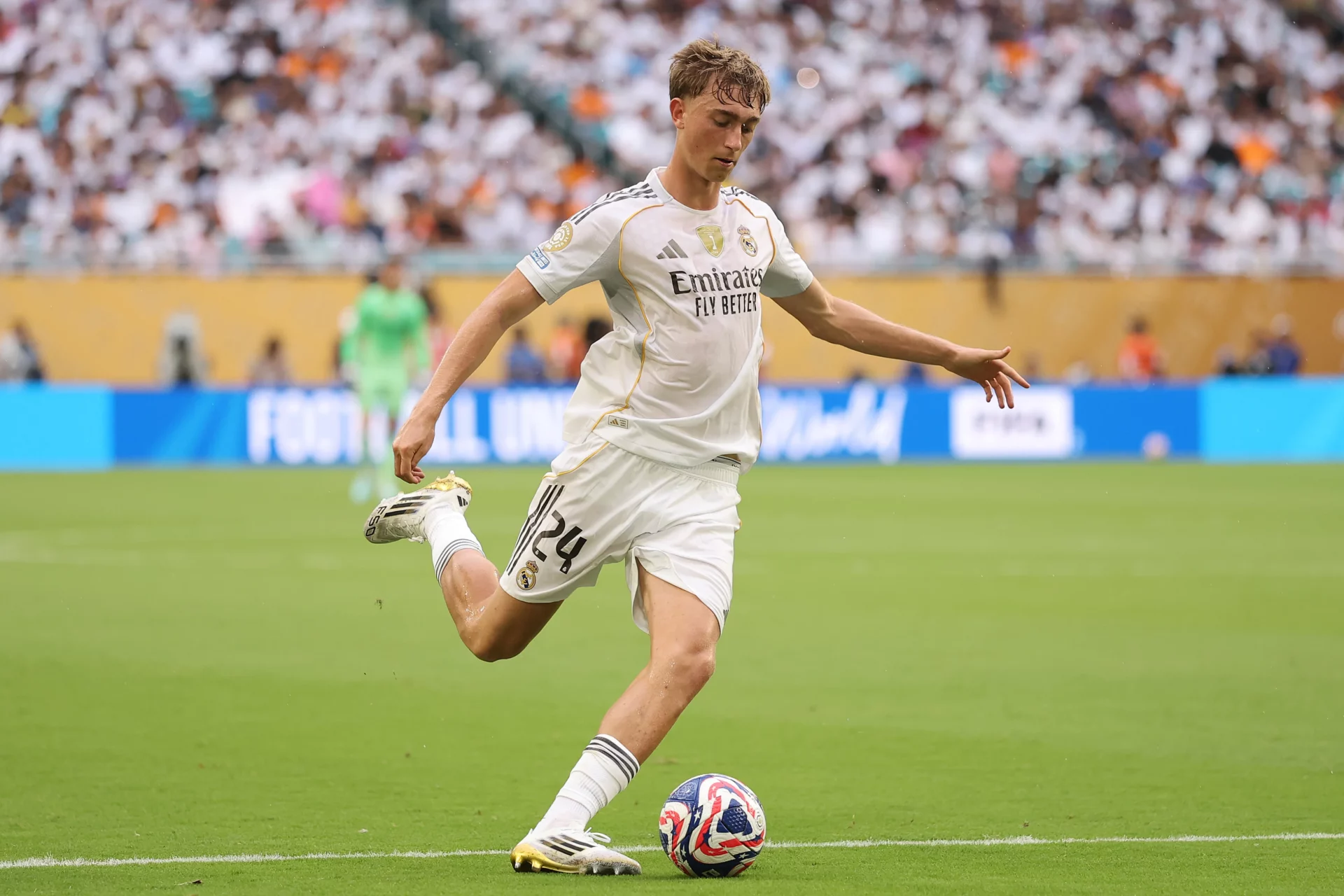 Dean Huijsen golpea el balón durante un partido del Real Madrid.