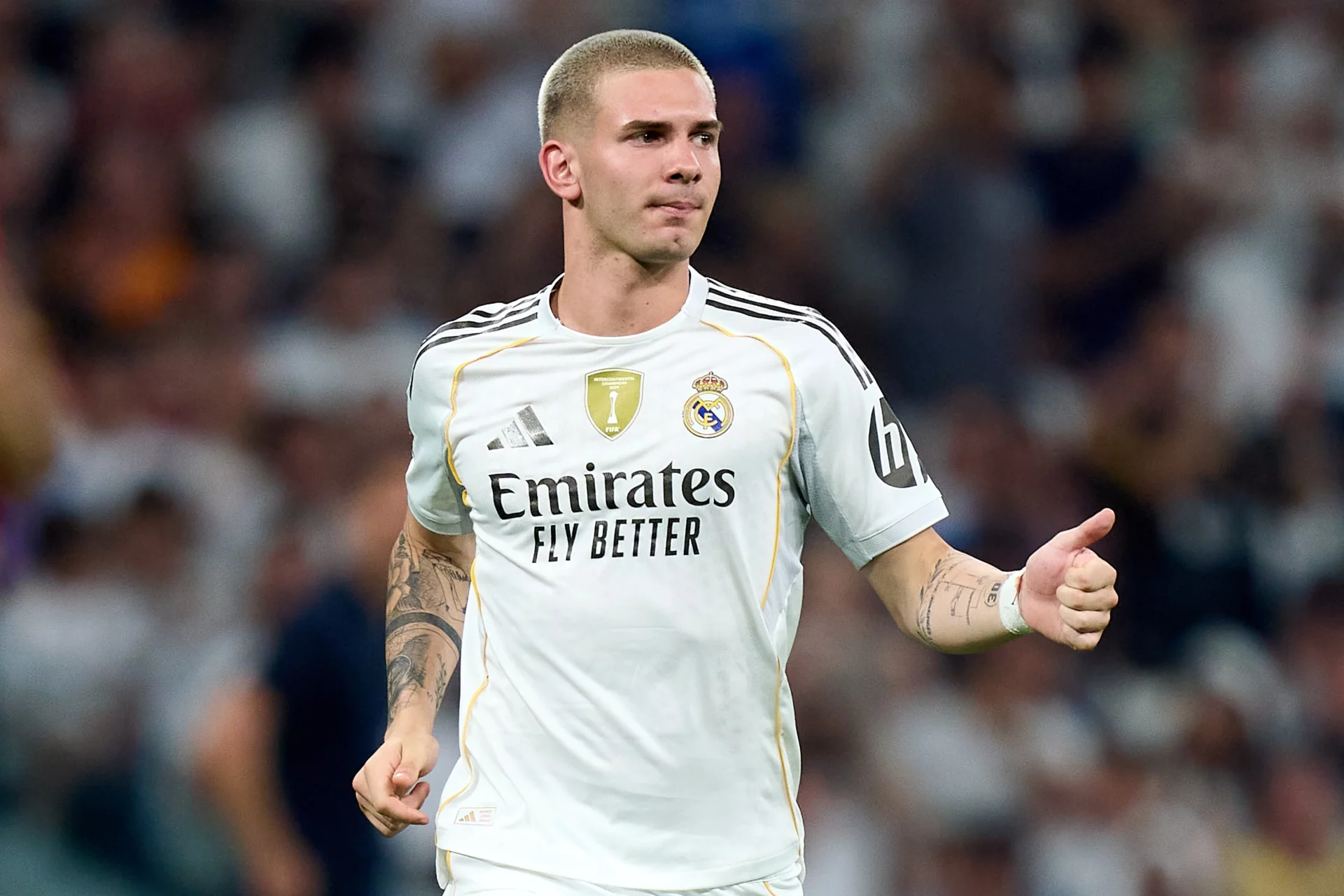 El debut de Mastantuono causa sensación Franco Mastantuono levanta el pulgar durante su debut con el Real Madrid.