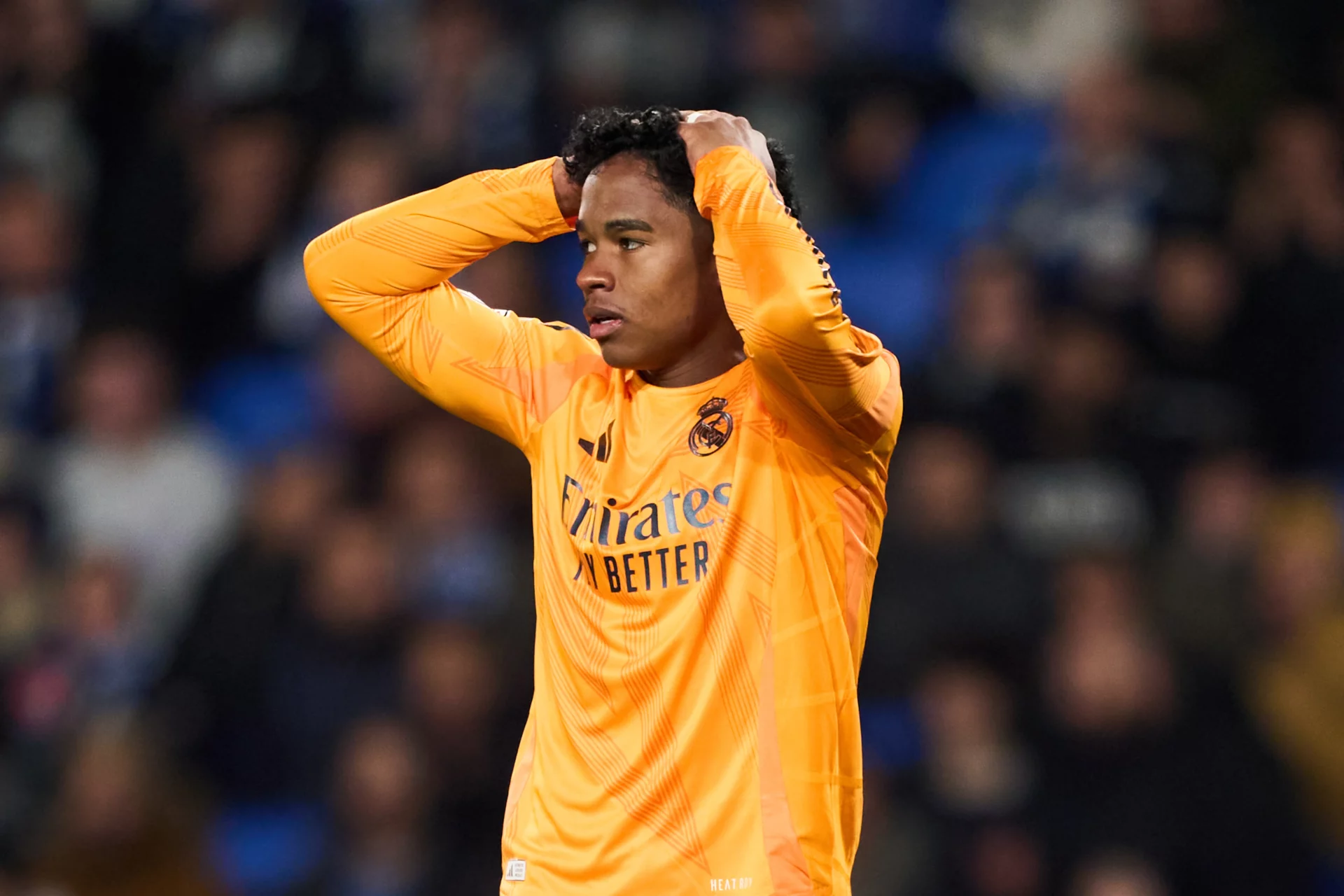 Inesperado: Endrick pudo salir cedido del Real Madrid este verano Endrick se lleva las manos a la cabeza durante un partido del Real Madrid.