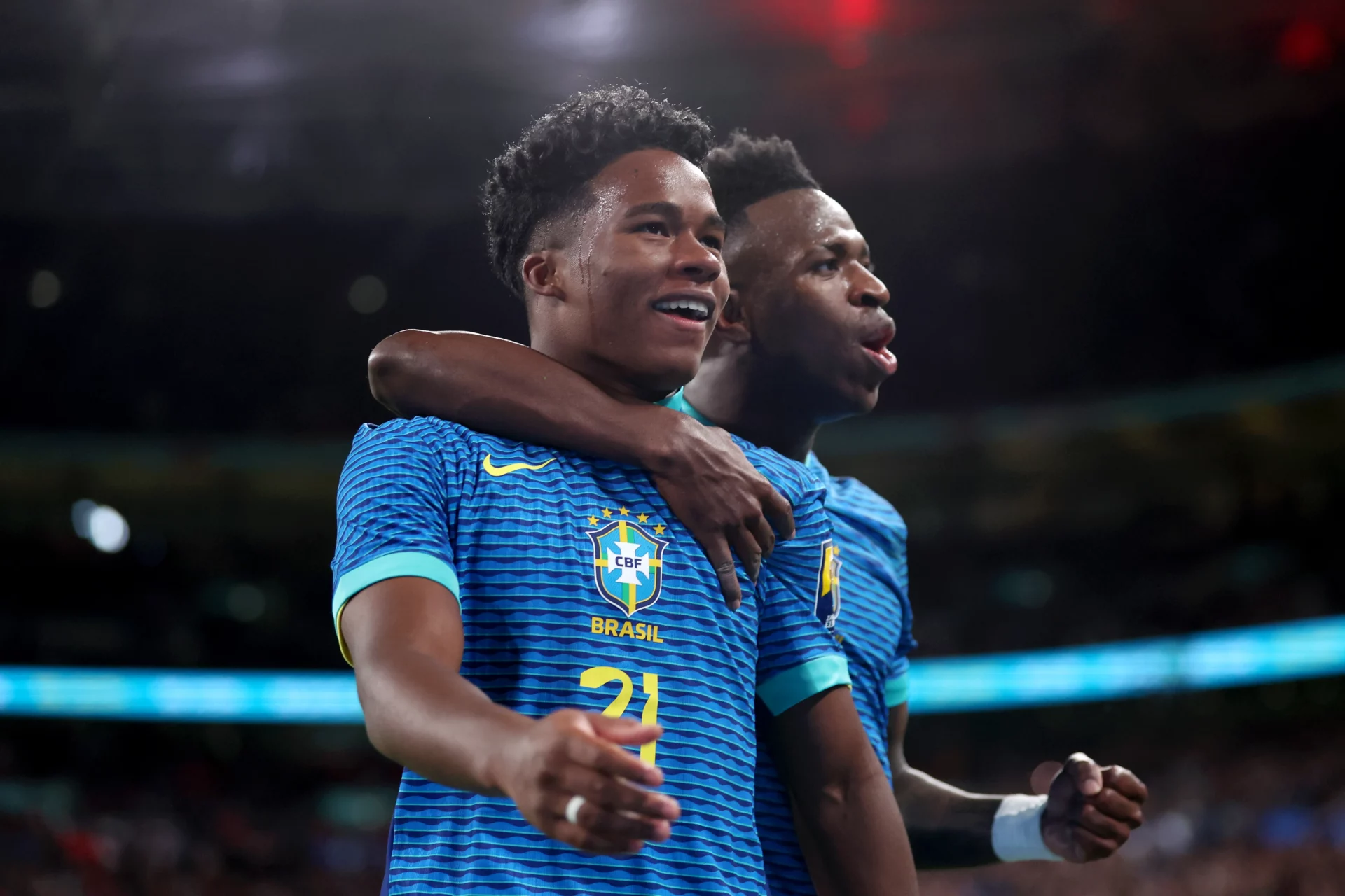 Endrick celebra un gol junto a Vinicius.