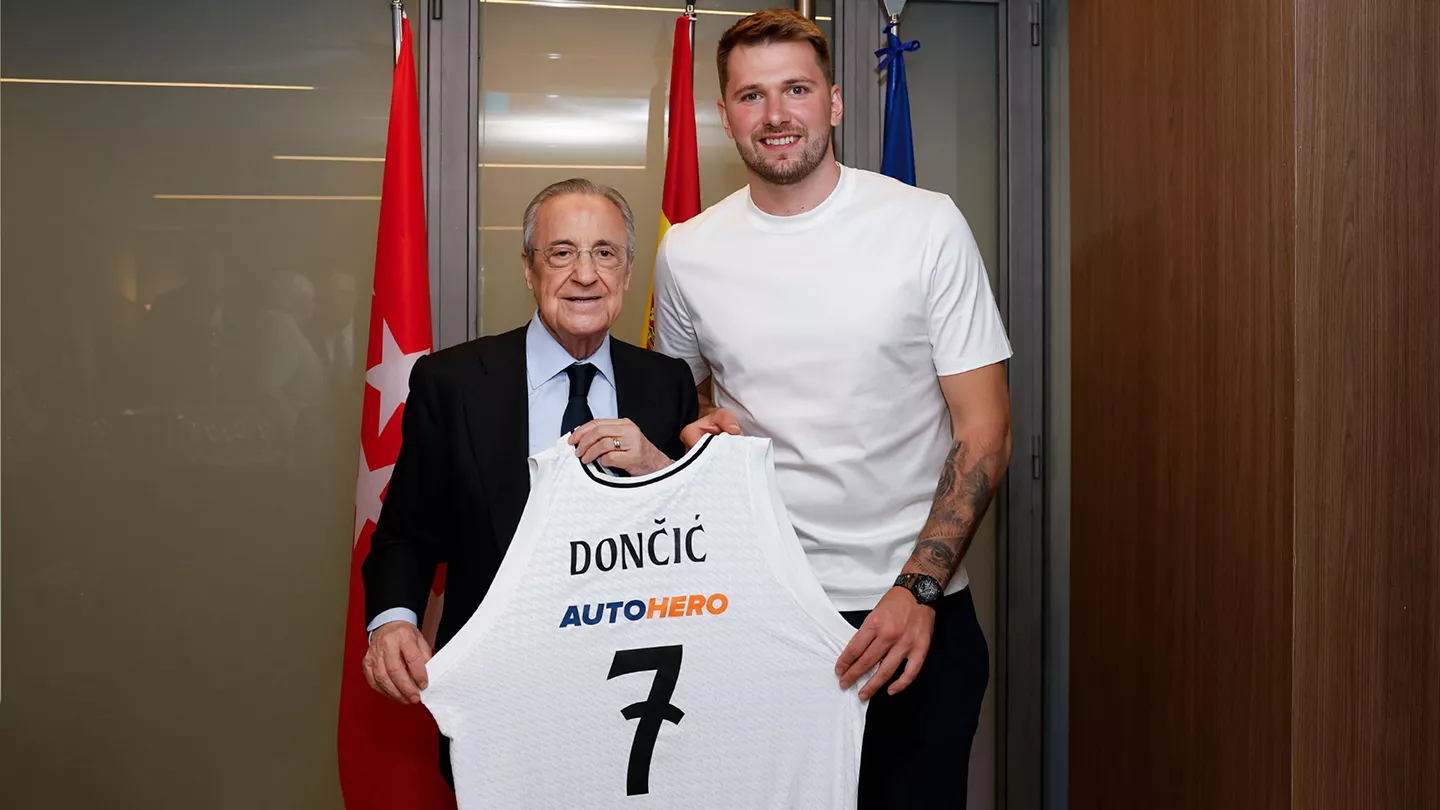 Florentino Pérez posa junto a Luka Doncic, estrella del Real Madrid y de la NBA.