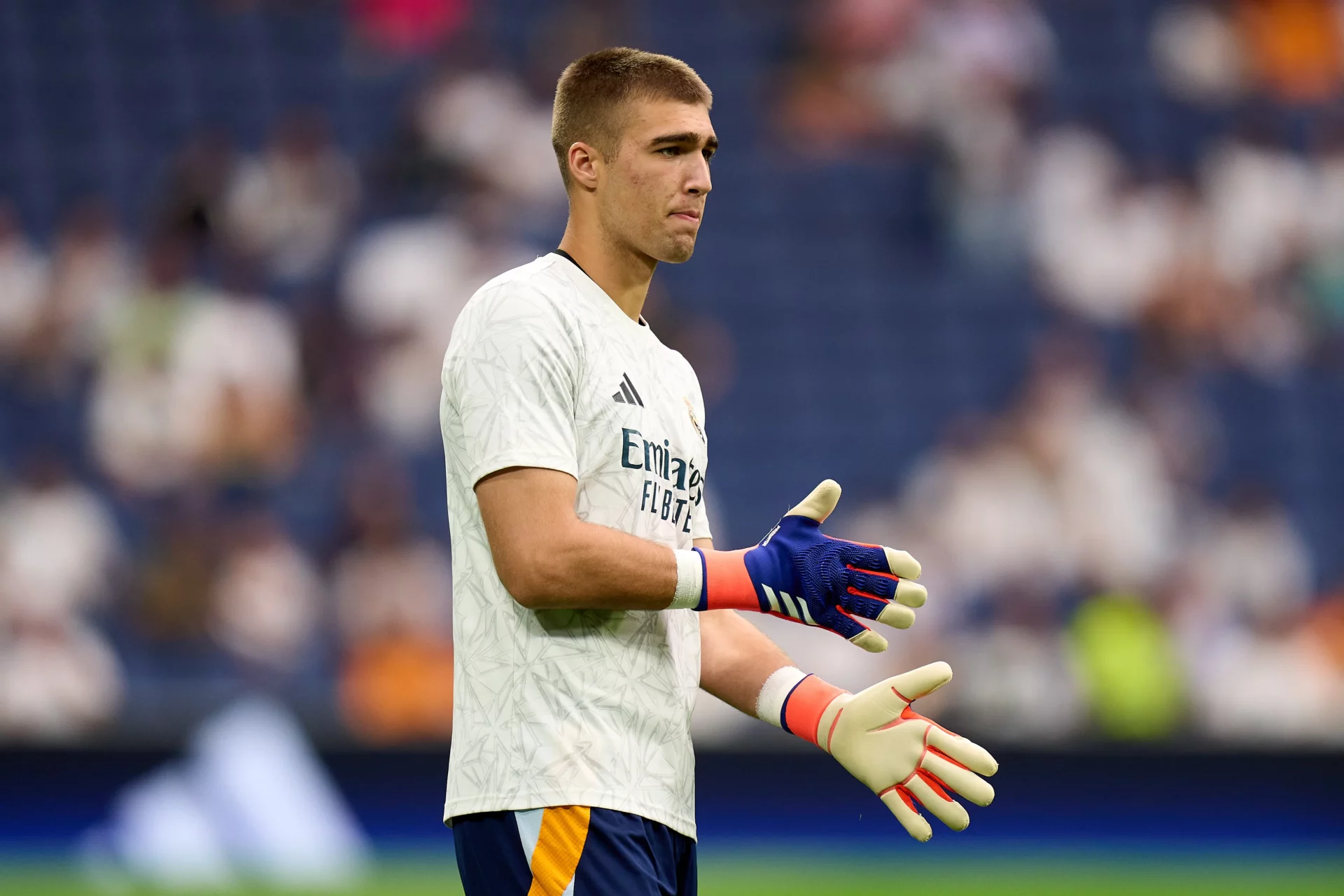 Fran González no pierde su sitio en el Real Madrid de Xabi Alonso Fran González calienta antes de un partido del Real Madrid.