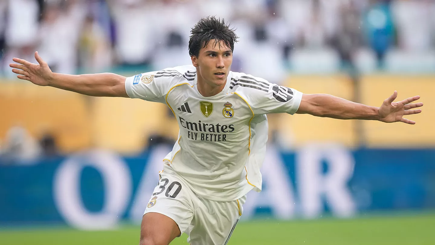 El Real Madrid confirma su apuesta por Gonzalo García: renovación y ascenso Gonzalo García celebra un gol con el Real Madrid antes de su renovación.