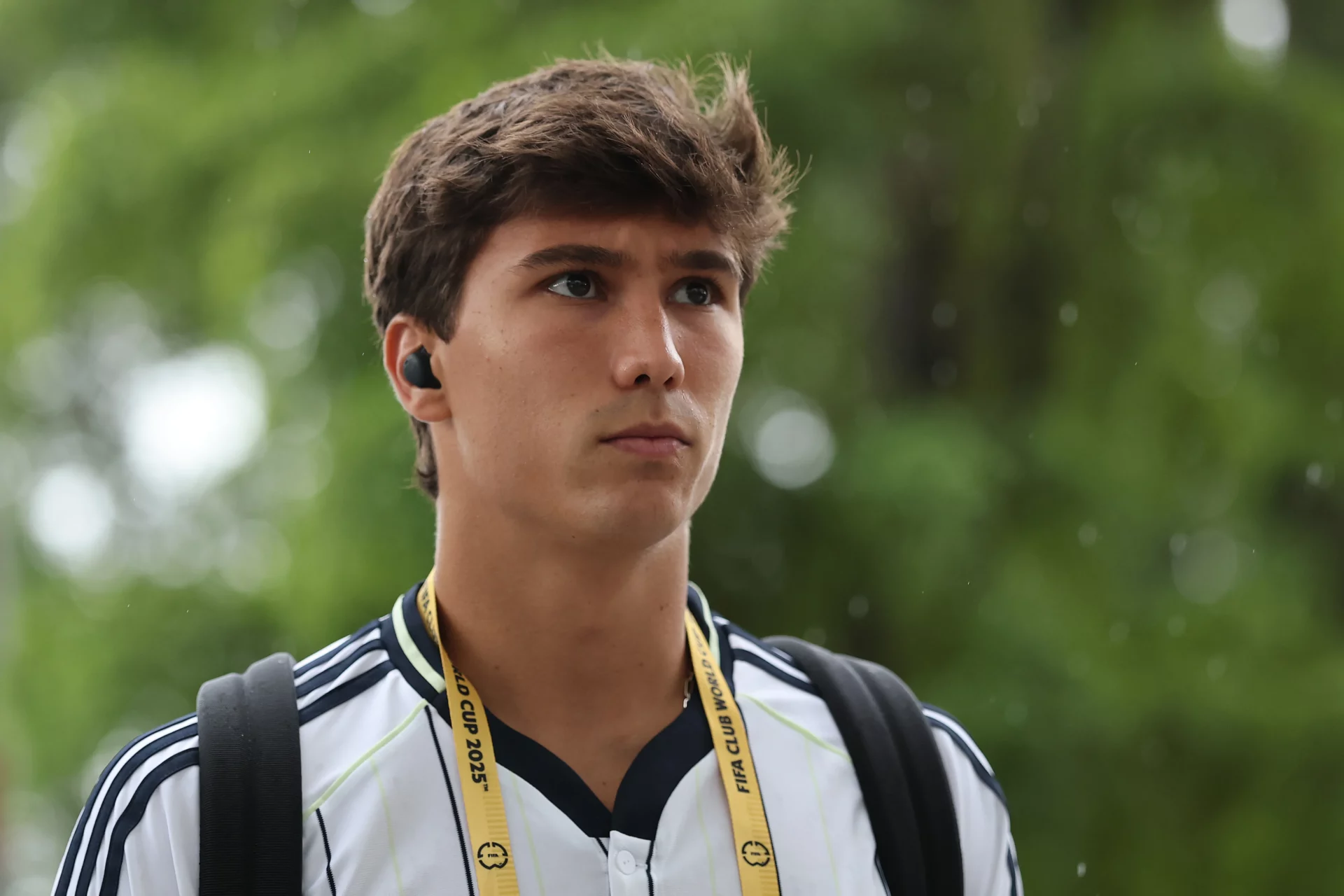 El Real Madrid acelera para blindar a Gonzalo García ante el interés de la Premier Gonzalo García llega a un partido del Real Madrid.
