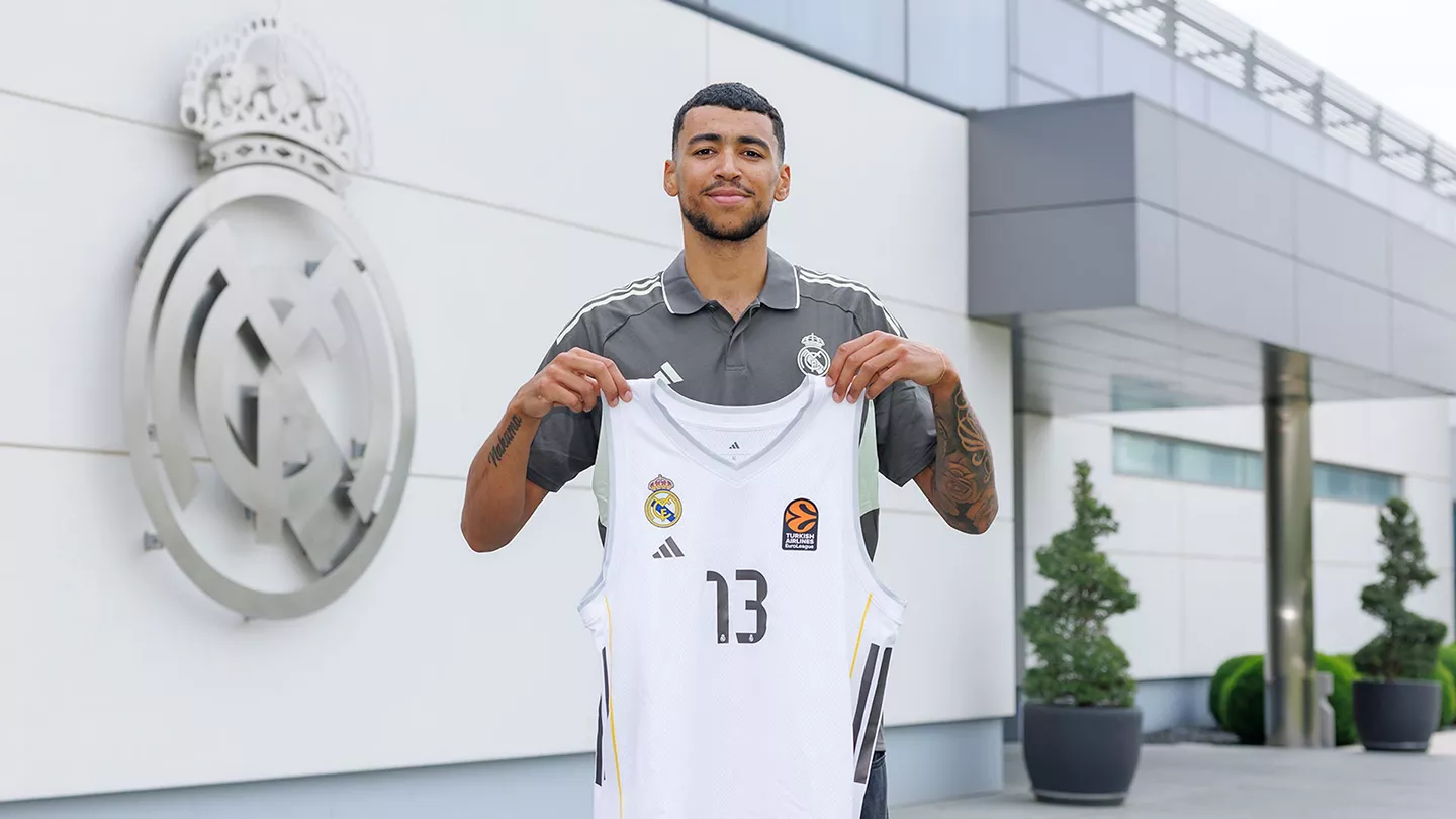 OFICIAL: Izan Almansa ficha por el Real Madrid Baloncesto Izan Almansa sostiene la camiseta del Real Madrid Baloncesto.