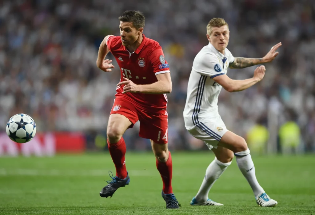 Toni Kroos y Xabi Alonso, durante un partido del Real Madrid