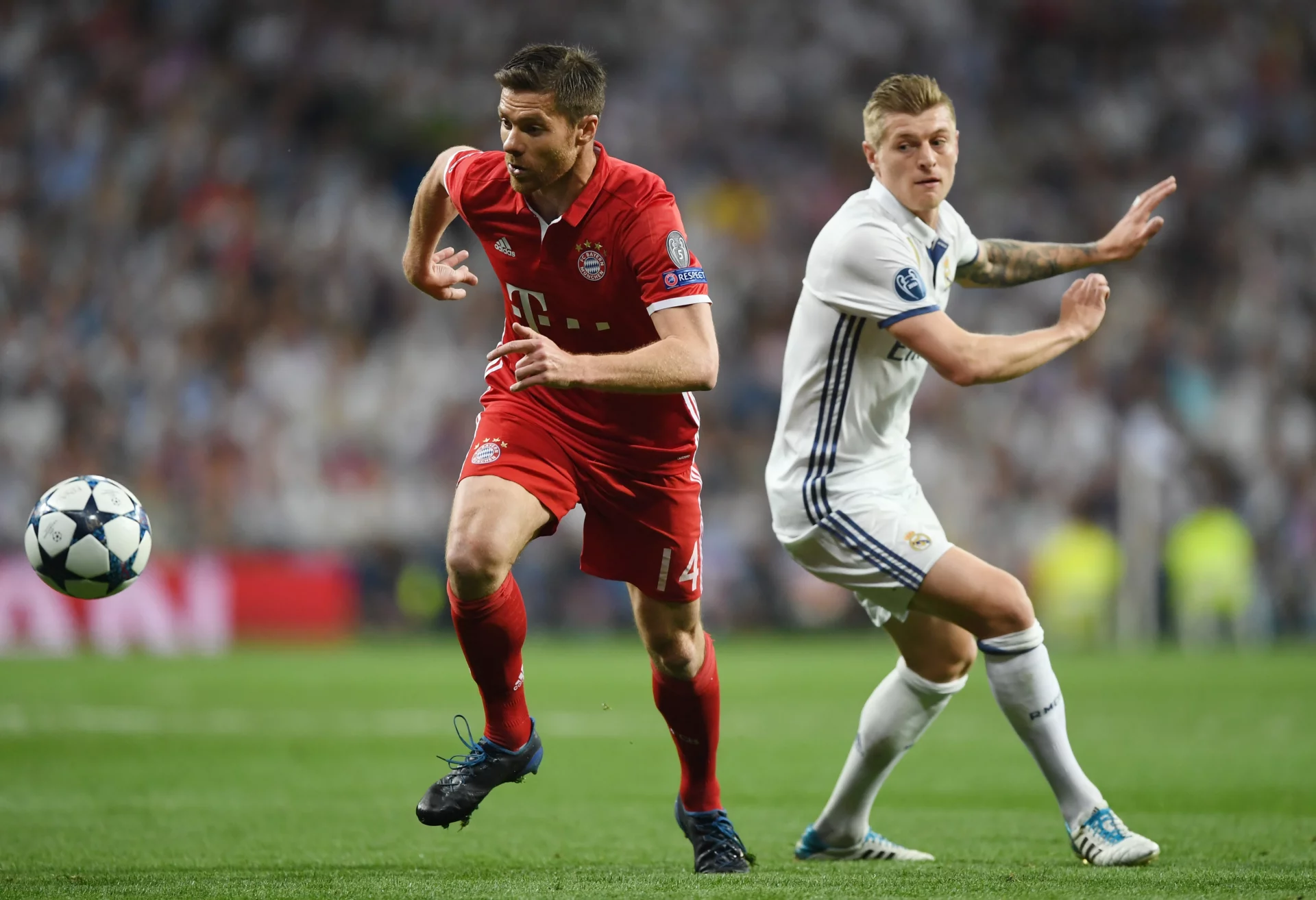 Kroos analiza al Real Madrid de Xabi Alonso: «Ahora todos deben luchar por su lugar» Toni Kroos y Xabi Alonso, durante un partido del Real Madrid