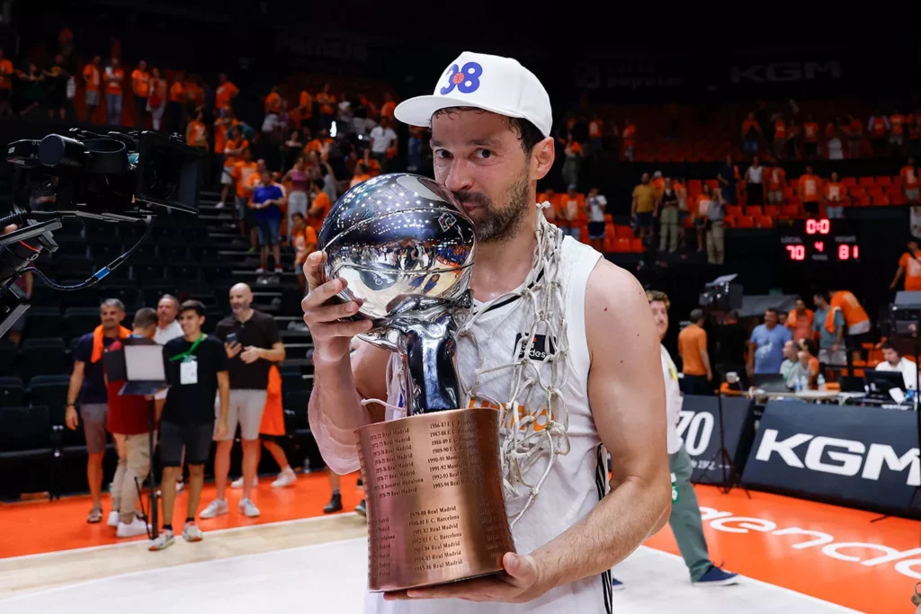 Sergio Llull, del Real Madrid, besa el trofeo de campeón de la Liga Endesa 2025.