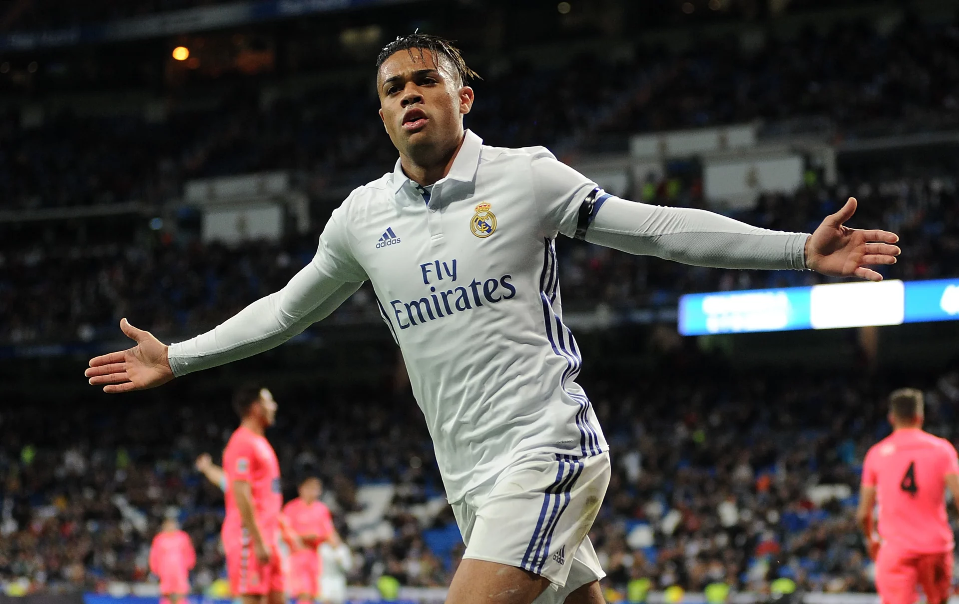 Mariano Díaz encuentra nuevo equipo en LaLiga Mariano Díaz celebra un gol con el Real Madrid, uno de sus equipos anteriores en LaLiga