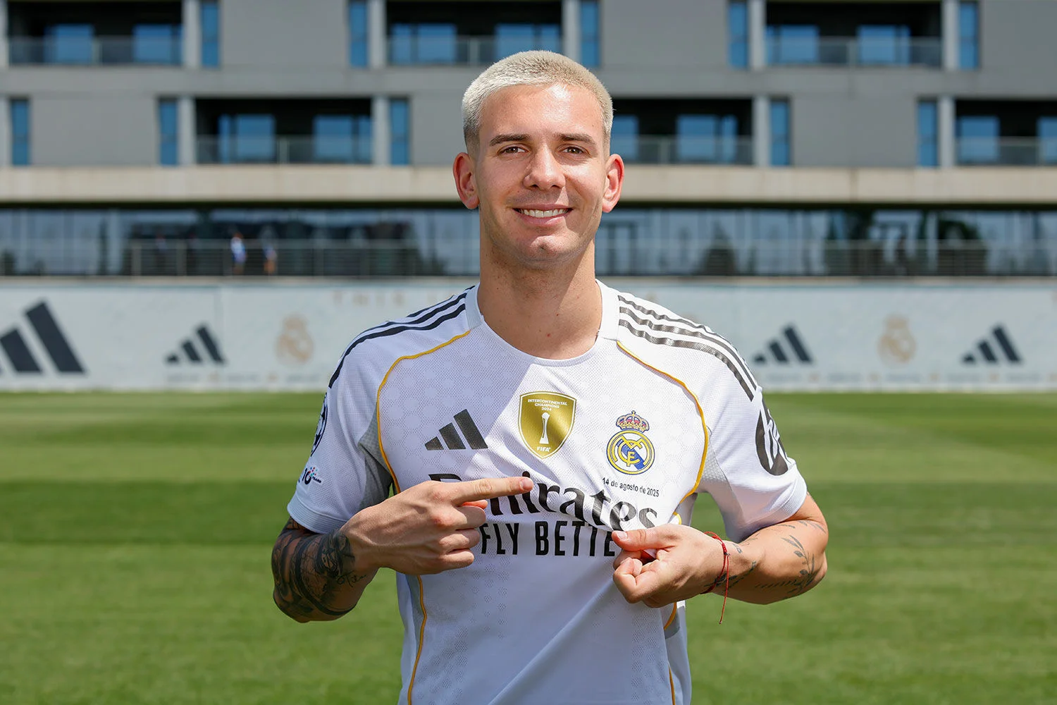 Mastantuono posa con el escudo del Real Madrid en su presentación.