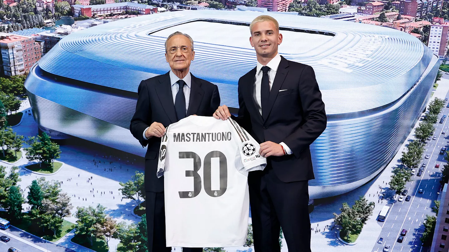 Mastantuono, junto a Florentino Pérez, con la camiseta 30 del Real Madrid.