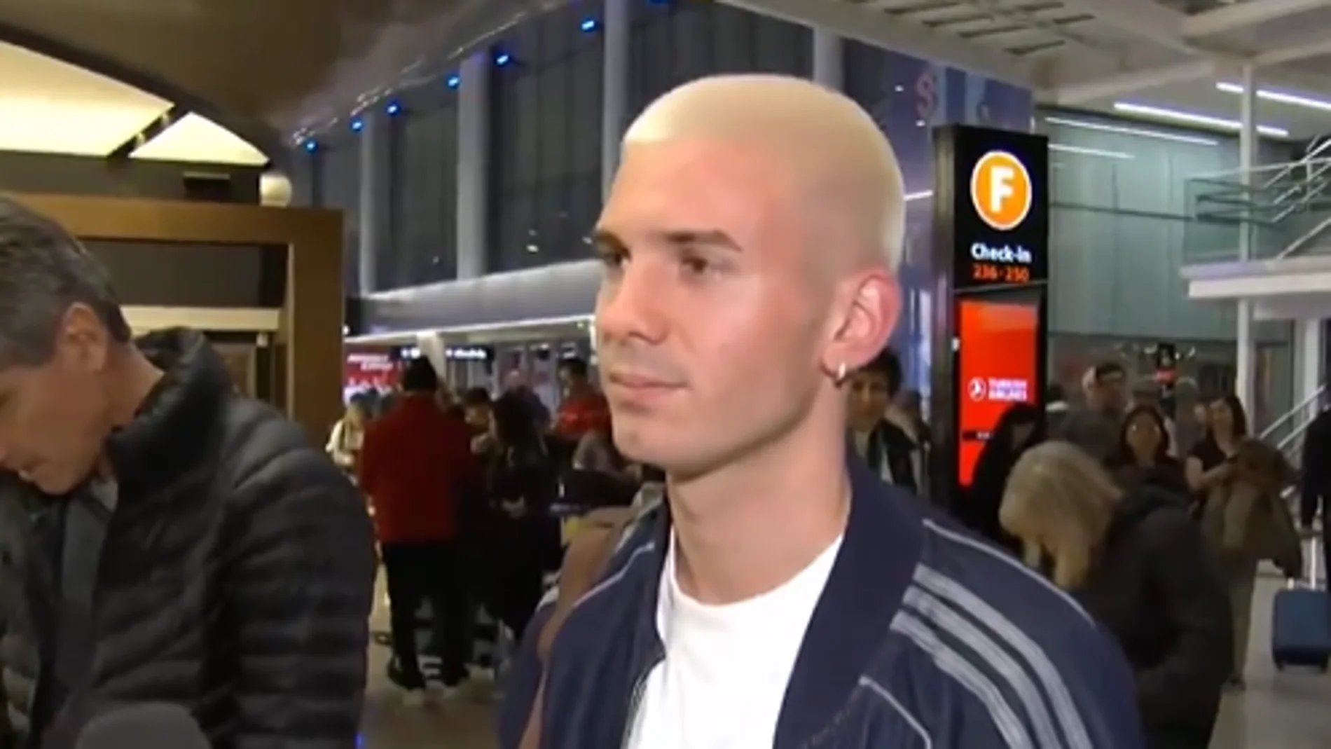 Mastantuono ya está en España… pero su debut con el Real Madrid tendrá que esperar Mastantuono, en el aeropuerto durante su viaje para quedarse en el Real Madrid.