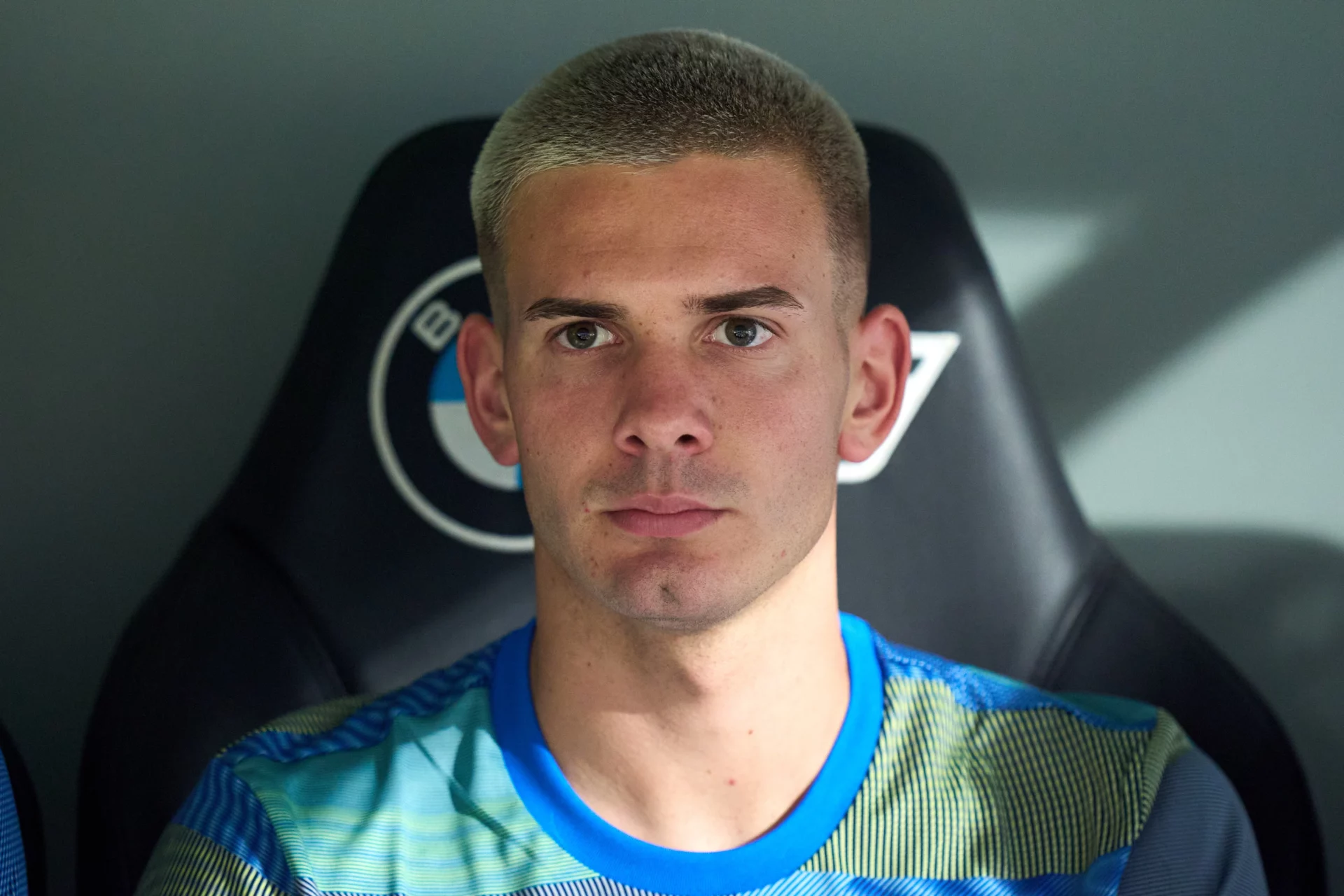 Mastantuono, concentrado en el banquillo del Real Madrid.